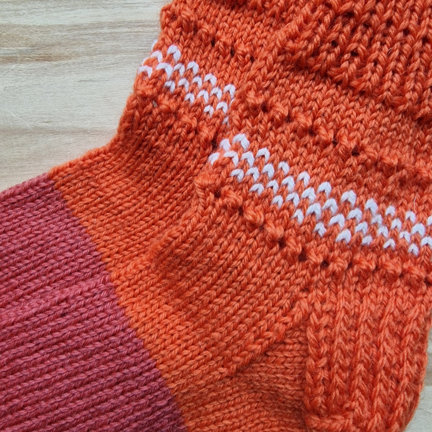 Dažādu sarkanu toņu vilnas zeķes bērniem 33.-35.izm. (VEZI 23) - www.tiptip.lv 