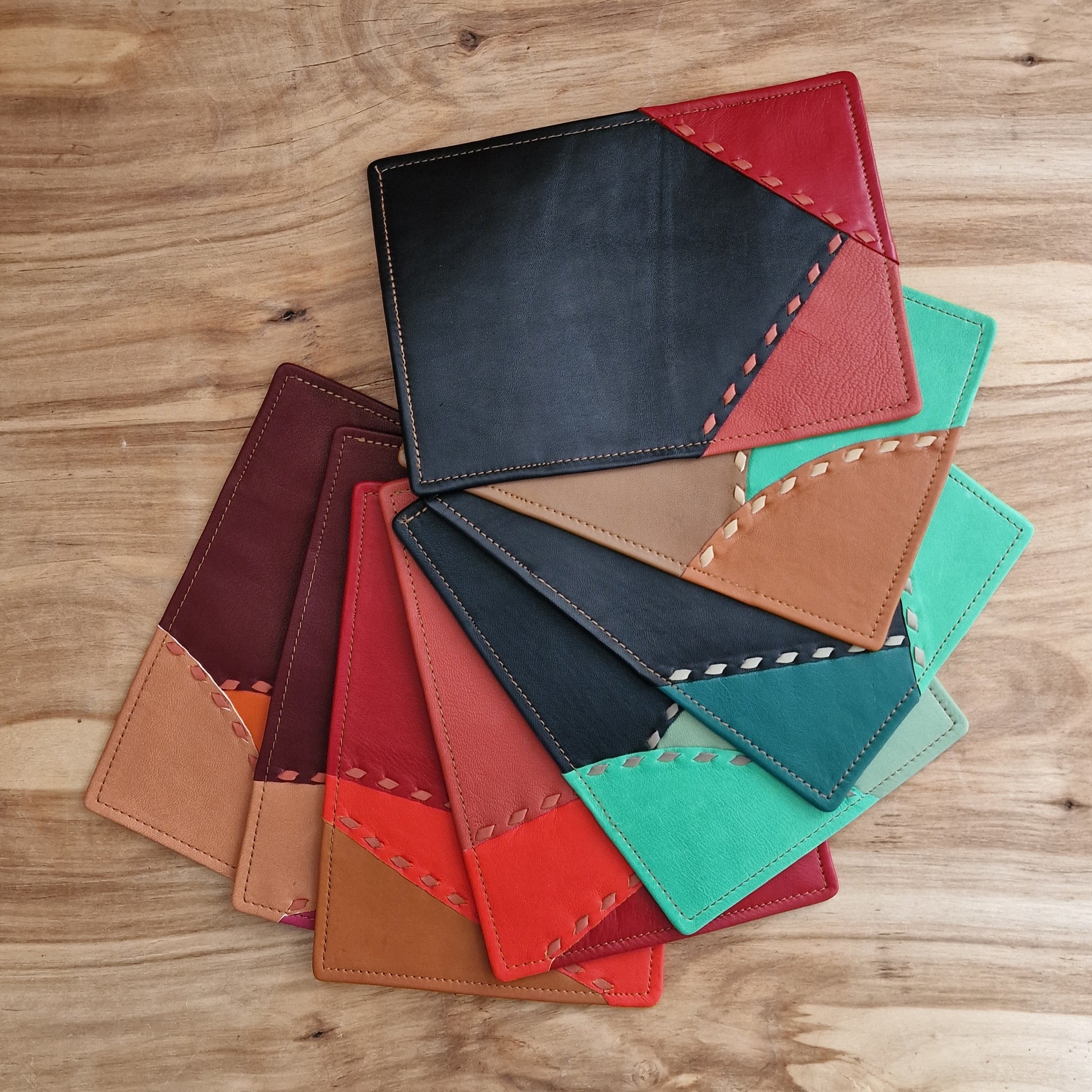 Dabīgās ādas pases vāciņi / melni ar sarkanīgiem trīsstūriem (RARA 227) - www.tiptip.lv 