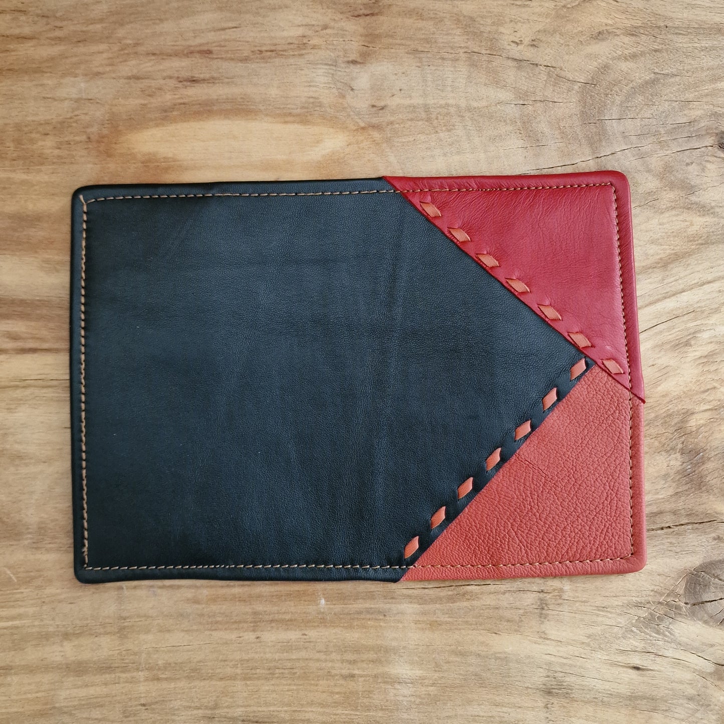 Dabīgās ādas pases vāciņi / melni ar sarkanīgiem trīsstūriem (RARA 227) - www.tiptip.lv 