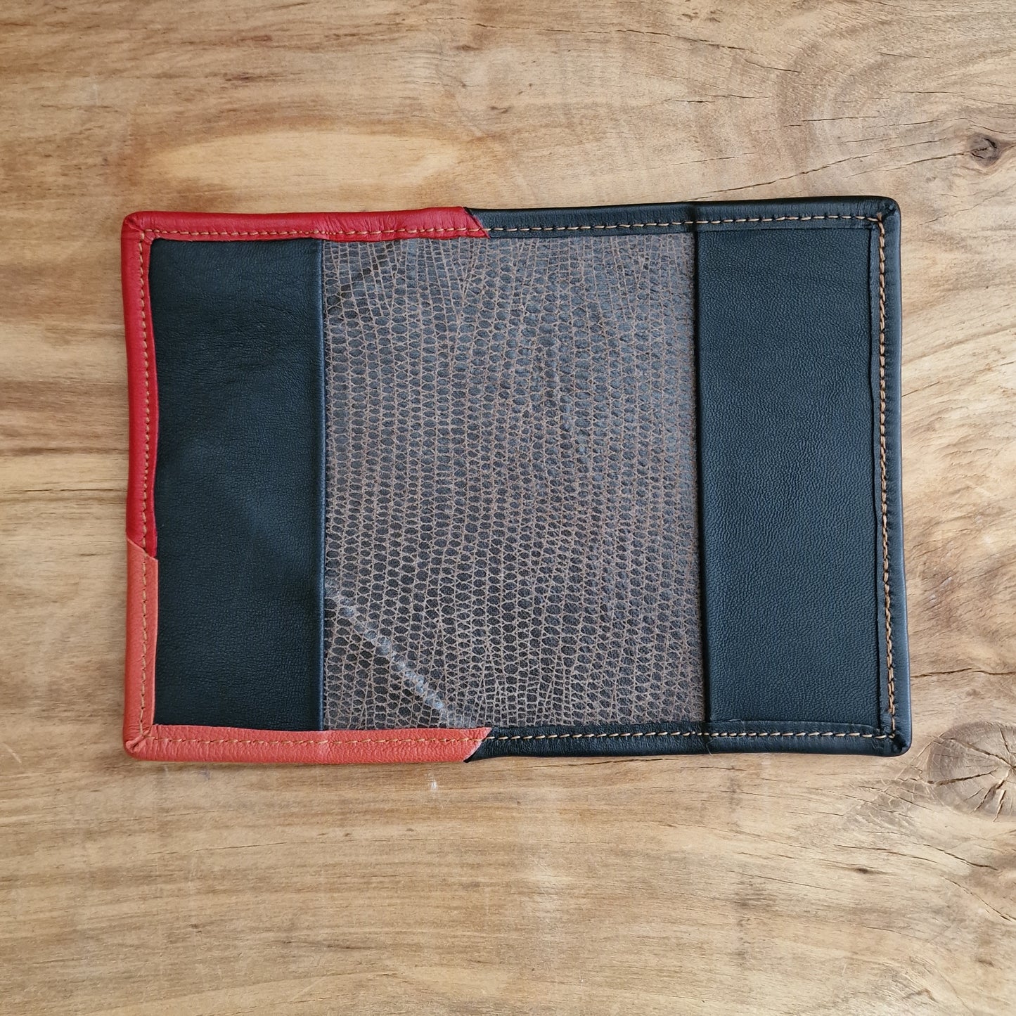 Dabīgās ādas pases vāciņi / melni ar sarkanīgiem trīsstūriem (RARA 227) - www.tiptip.lv 