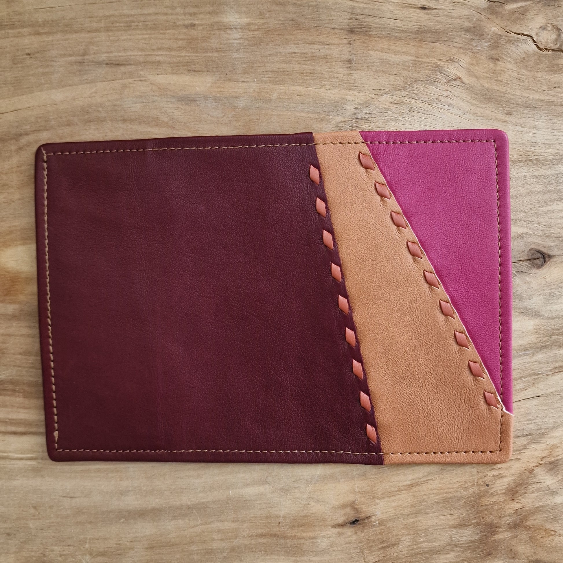 Dabīgās ādas pases vāciņi sarkanbrūni / brūni / rozā vertikāli trīsstūri (RARA 234) - www.tiptip.lv 