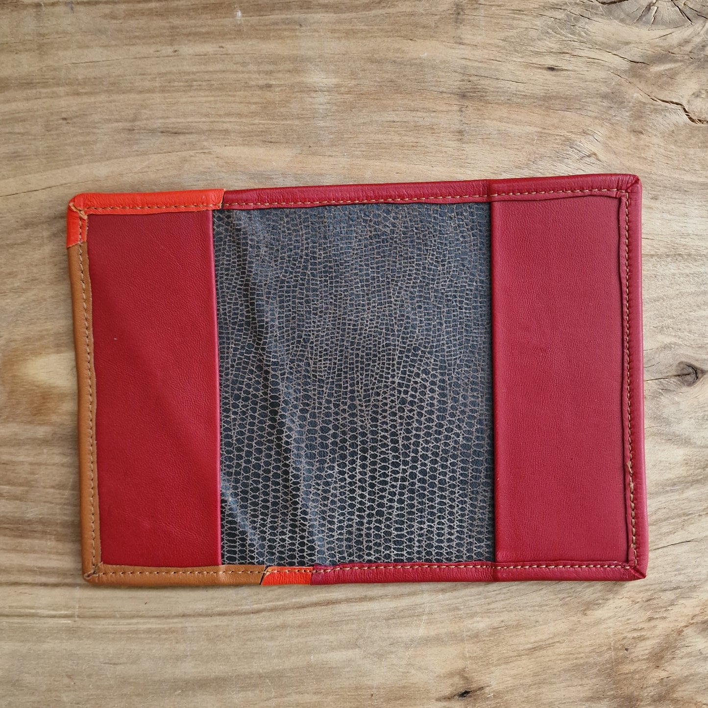 Dabīgās ādas pases vāciņi sarkani / brūni vertikāli trīsstūri (RARA 233) - www.tiptip.lv 