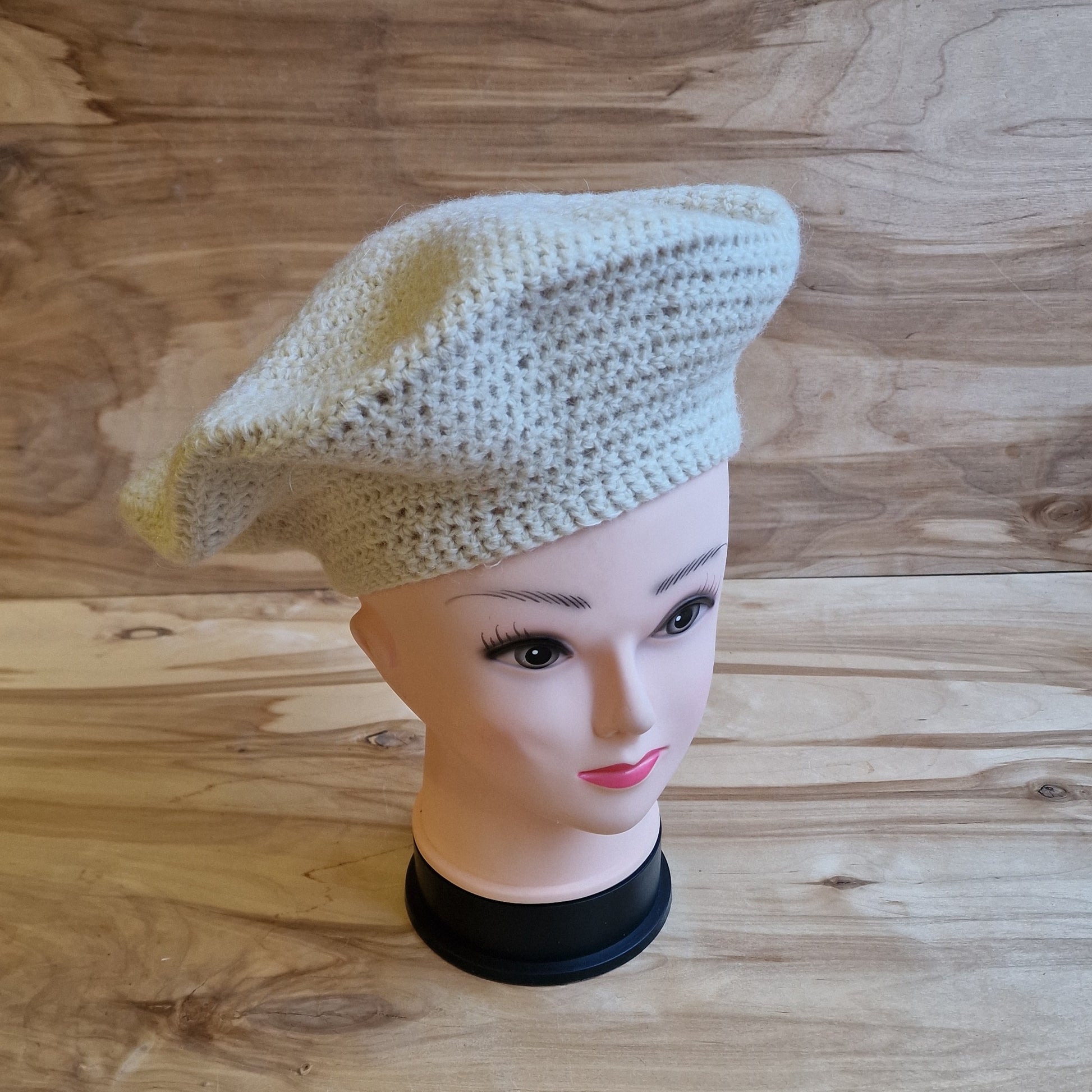 Dabīgi balta tamborēta berete (DZTO 71) - www.tiptip.lv 