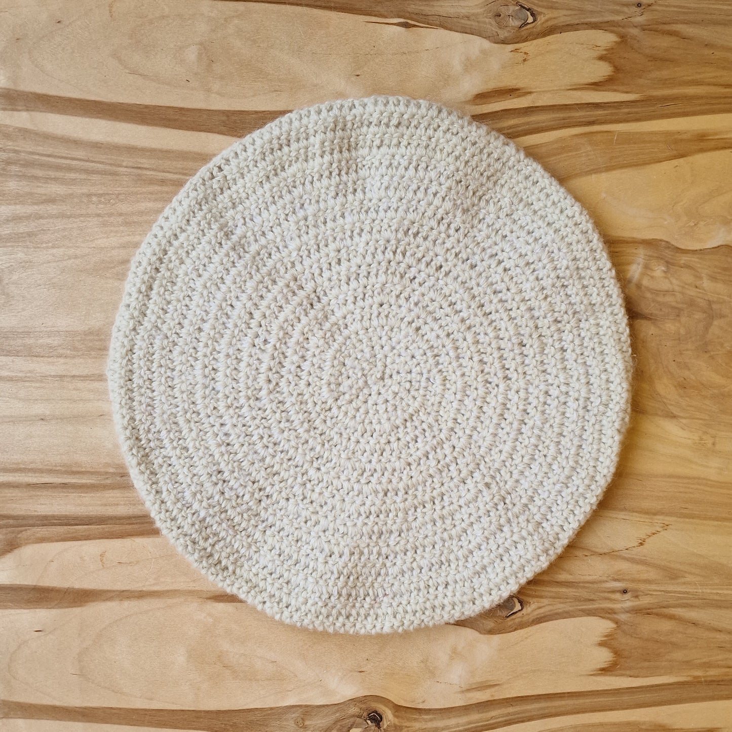 Dabīgi balta tamborēta berete (DZTO 71) - www.tiptip.lv 