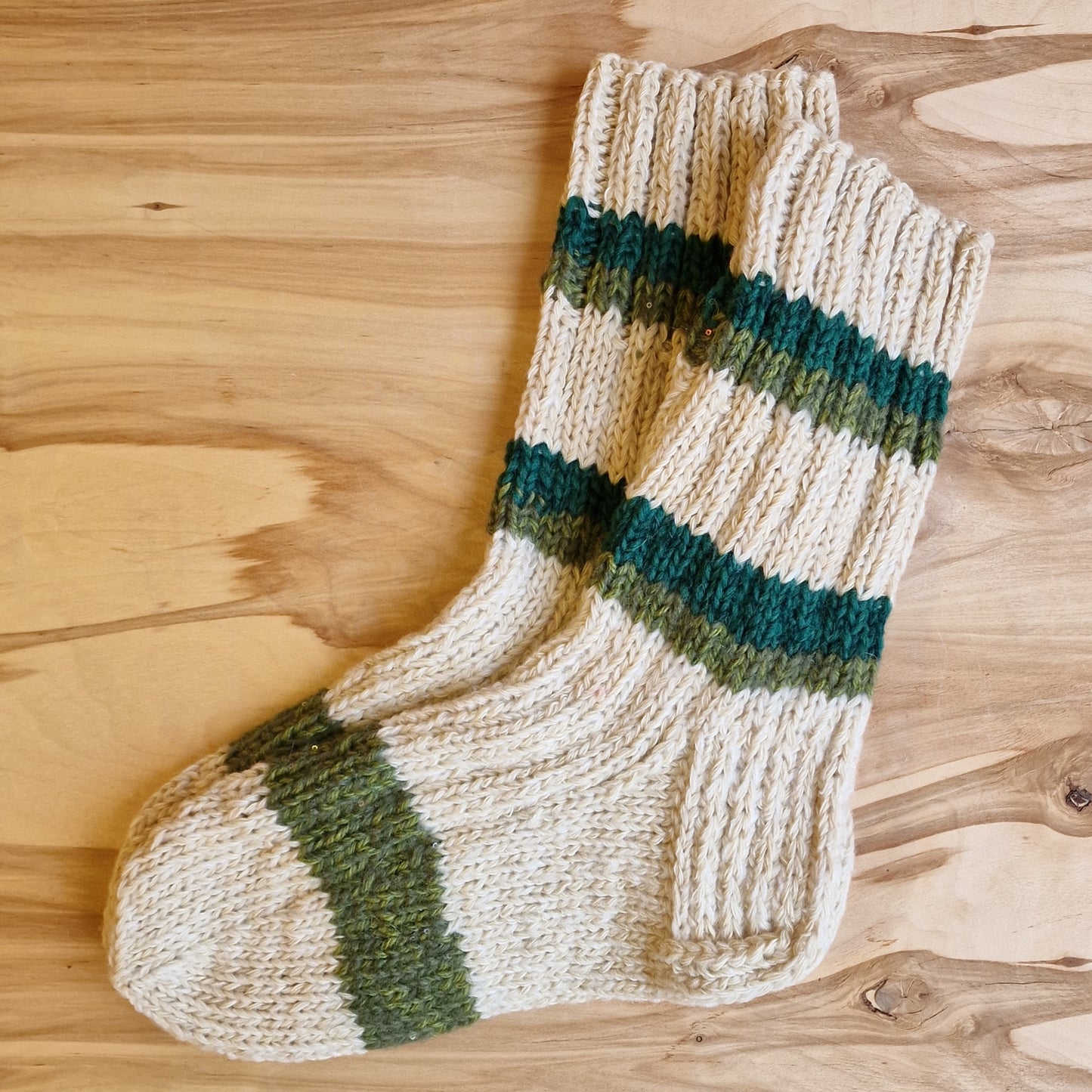 Dabīgi baltas ar zaļām strīpām siltās zeķes 42. - 44. izm. (DZTO 57) - www.tiptip.lv 