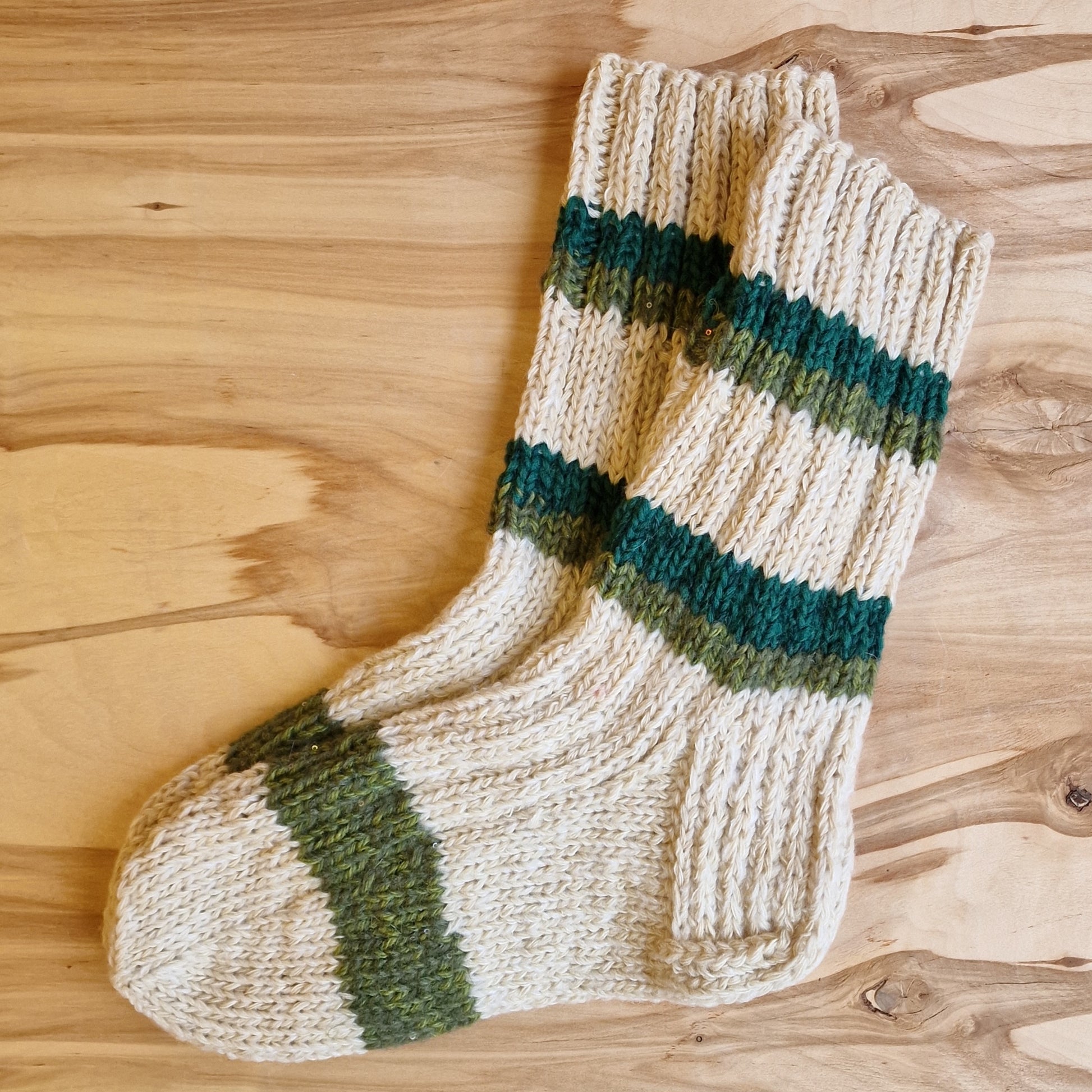 Dabīgi baltas ar zaļām strīpām siltās zeķes 42. - 44. izm. (DZTO 57) - www.tiptip.lv 