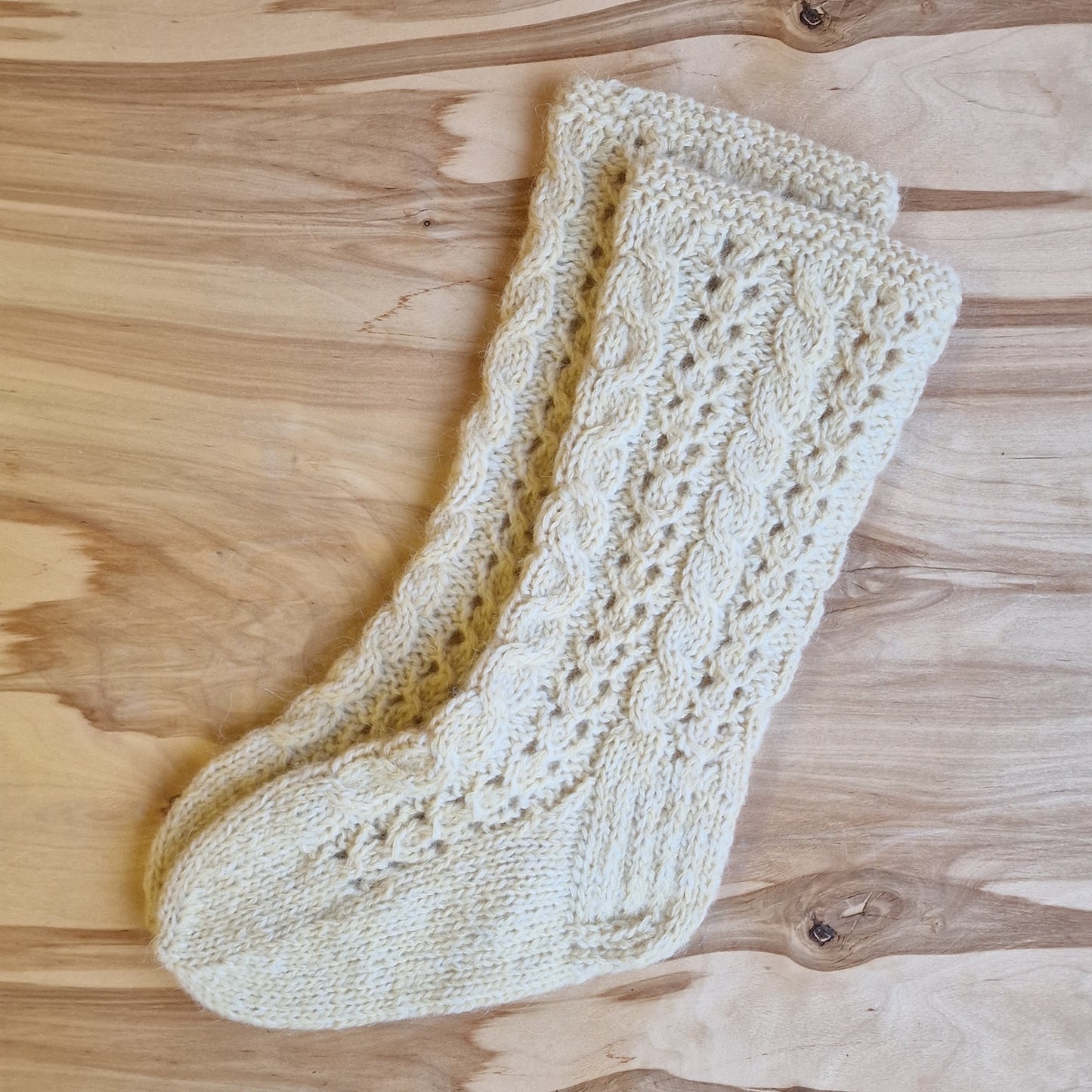 Dabīgi baltas siltās zeķes mežģīņu rakstā 33. - 35. izm. (DZTO 64) - www.tiptip.lv 