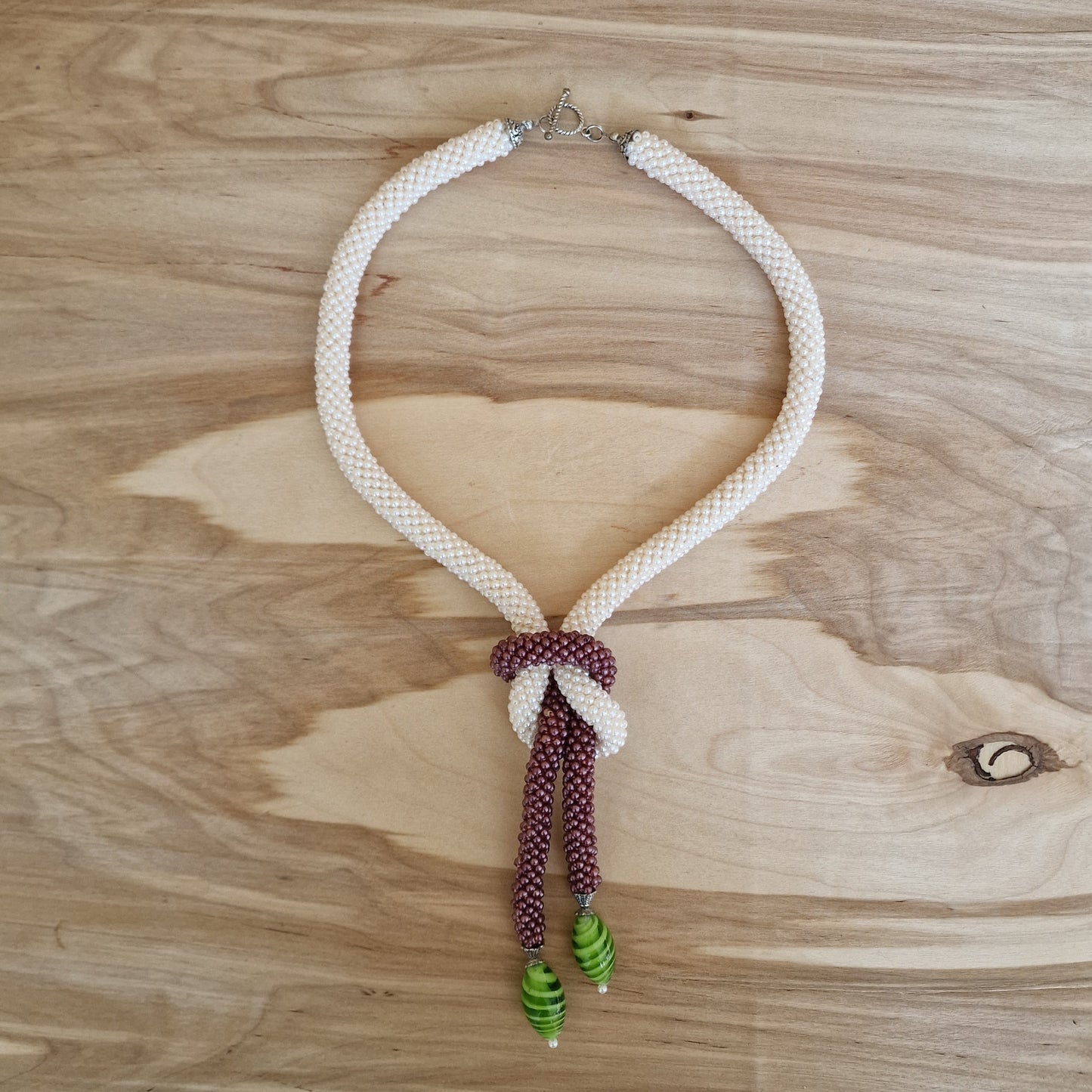 Dabīgi balti / brūna sīkpērlīšu kaklarota ar dekoratīvu mezglu (DAMI 22) - www.tiptip.lv 