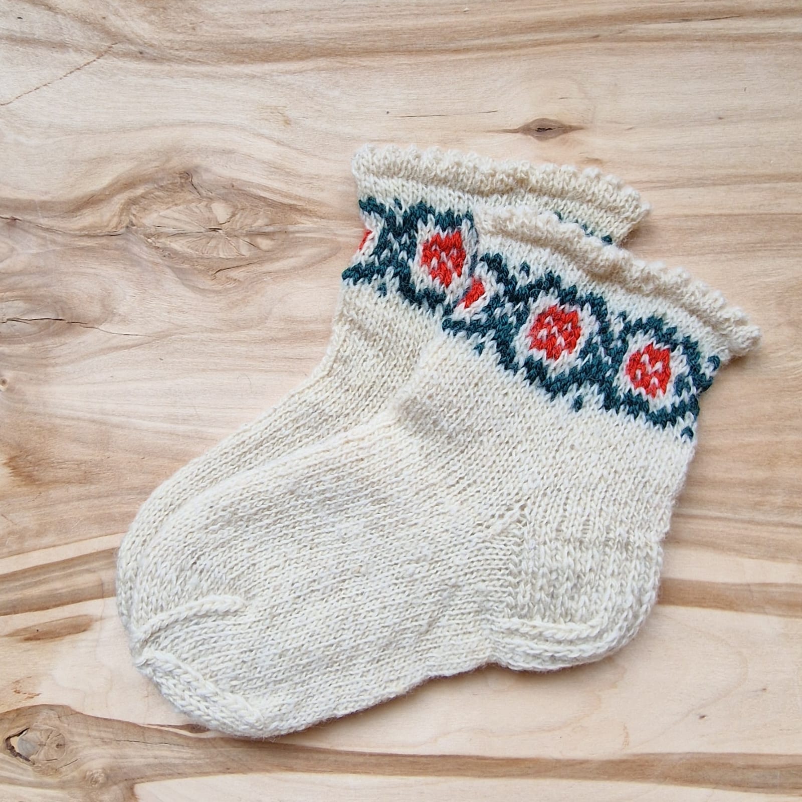 Deju zeķes bērniem ar zaļi sarkanu rakstu 32.-34.izm. (DAVE 2) - www.tiptip.lv 