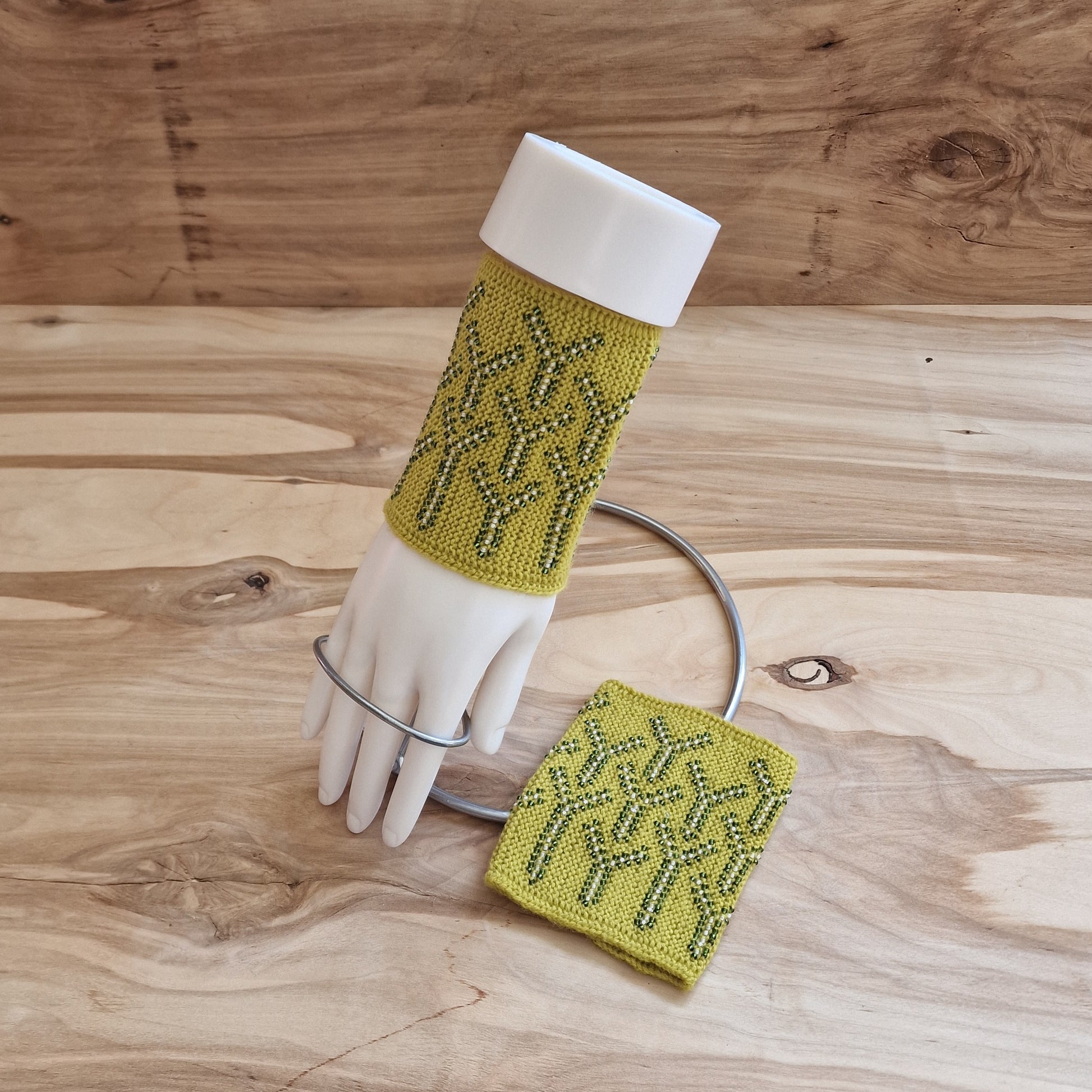 Dzeltenzaļi mauči/pulsa sildītāji ar zaļu un baltu pērlīšu rakstu (LĪLU 16) - www.tiptip.lv 