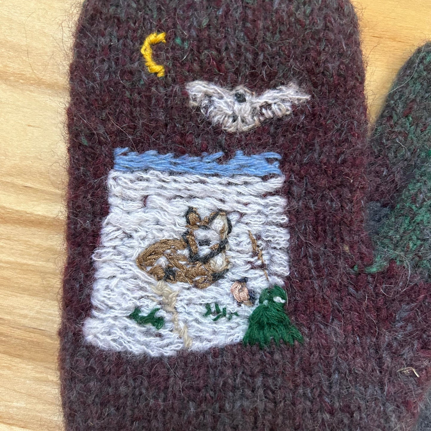 Tumši lillā adīti dūraiņi ar izšūtu zīmējumu (RUTO 1)