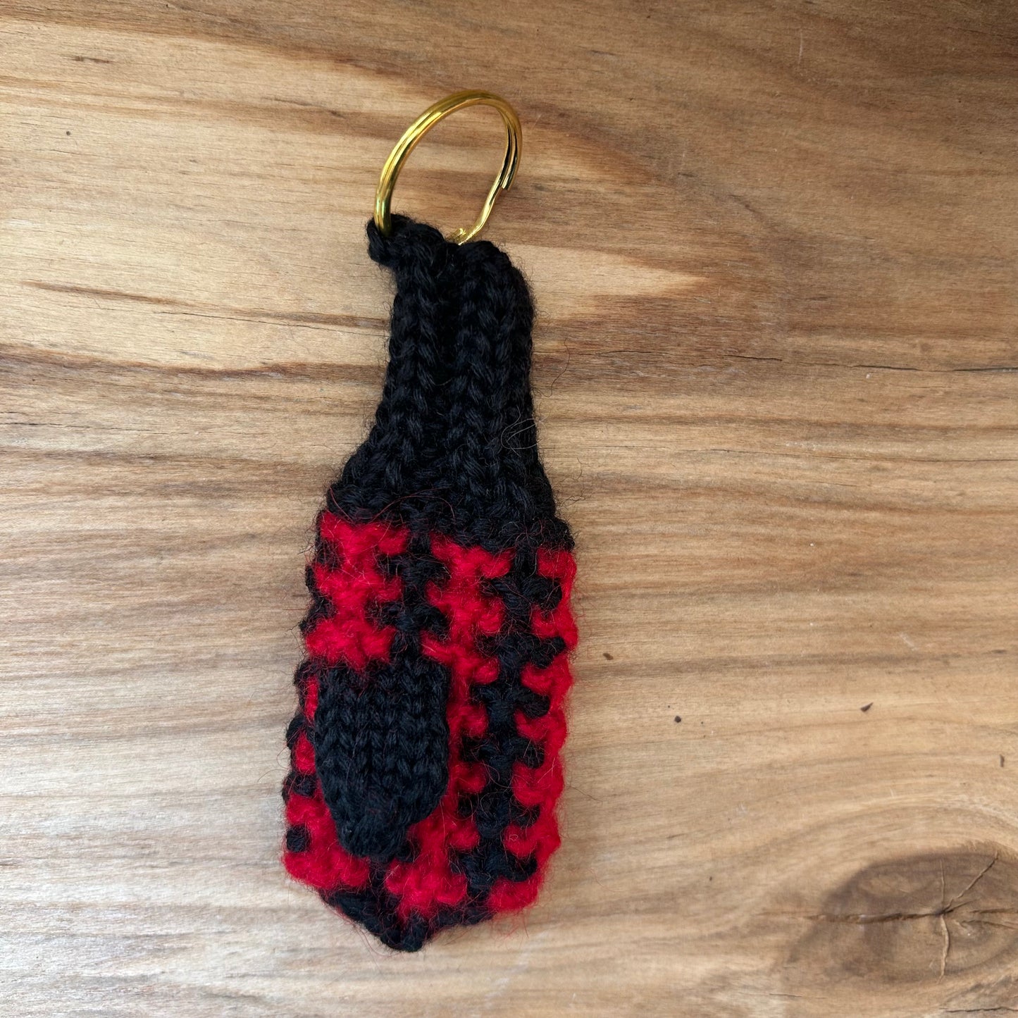 Atslēgu piekariņš - dūrainītis sarkans ar melnu  (VEPA A11)