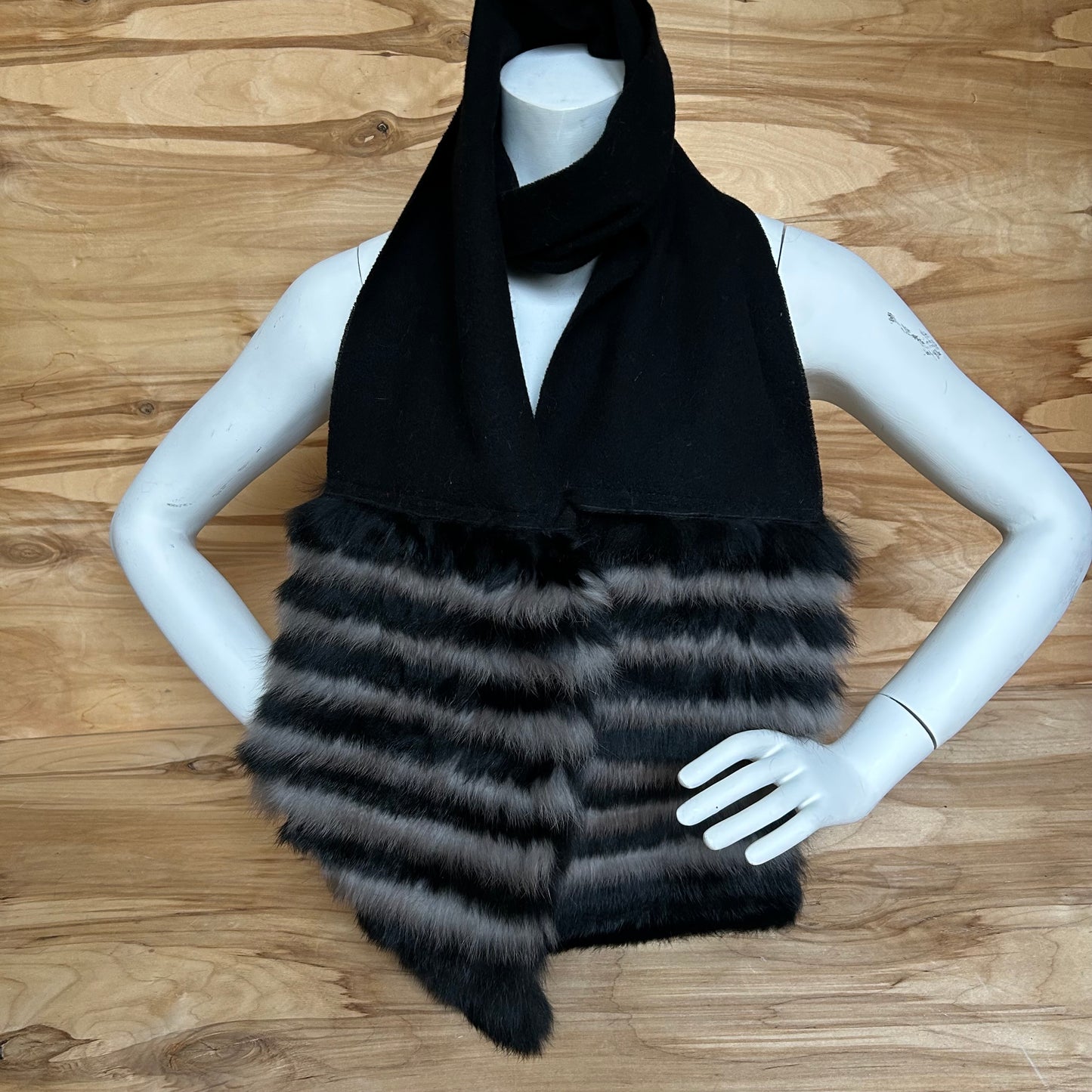 Melna vilnas šalle ar melnu un brūnu truša vilnas dekoratīvu malu (JĀNA 47)