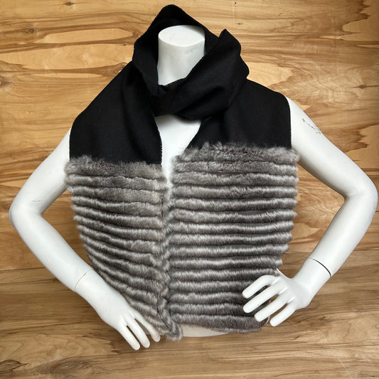 Melna vilnas šalle ar pelēku truša vilnas dekoratīvu malu (JĀNA 46)