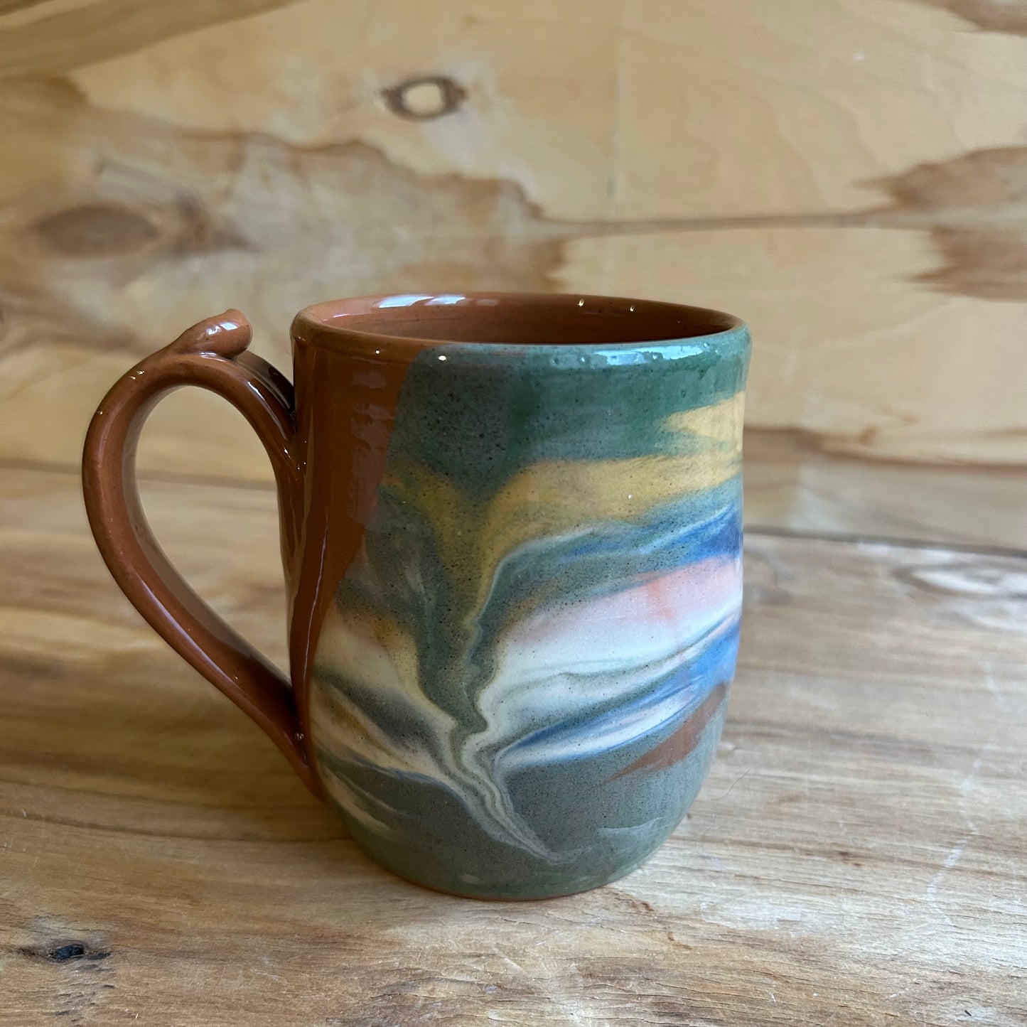 Brūna māla krūze ar glazūras rakstu  (MASP 120)