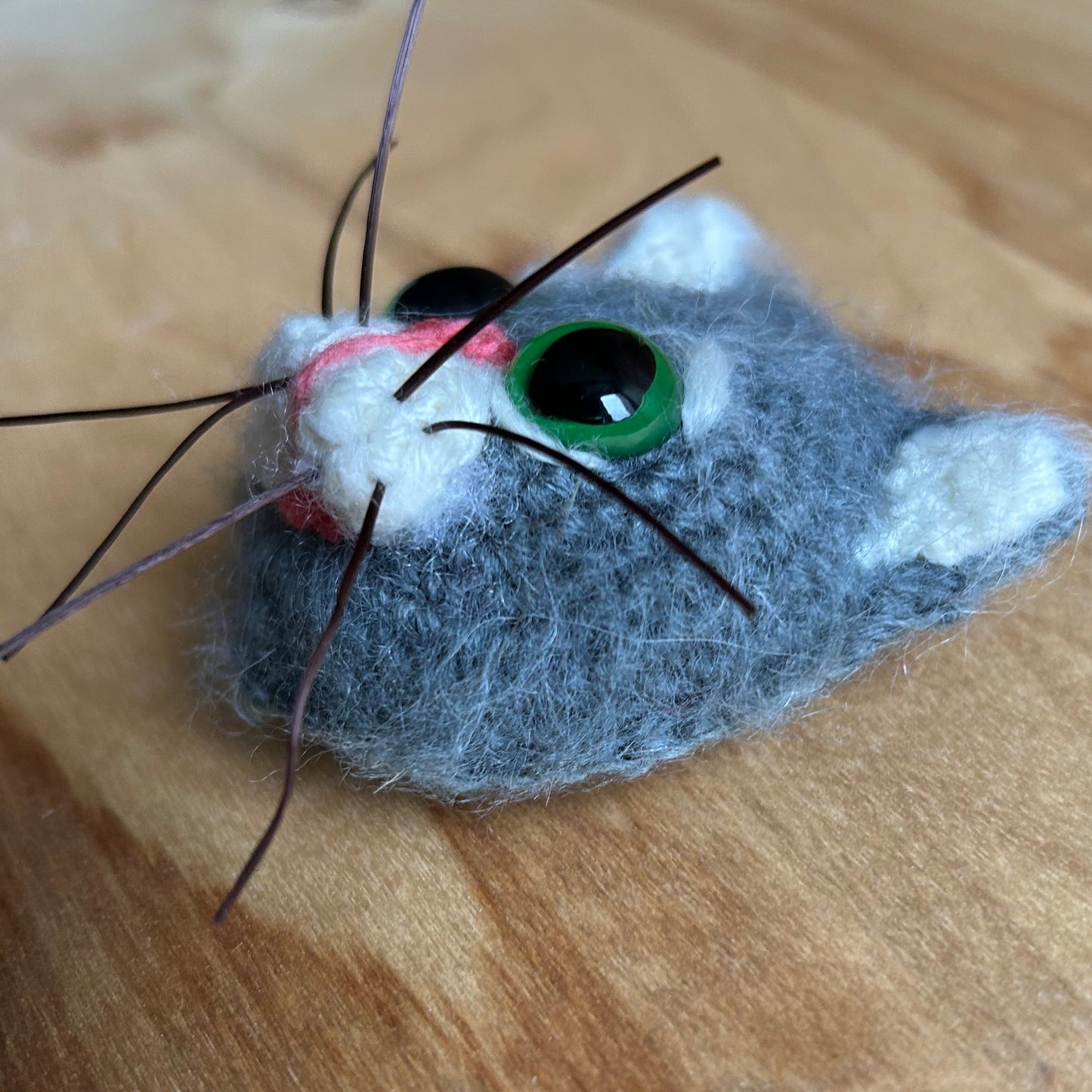 Tamborēta broša Pelēks kaķis (INBA 23)