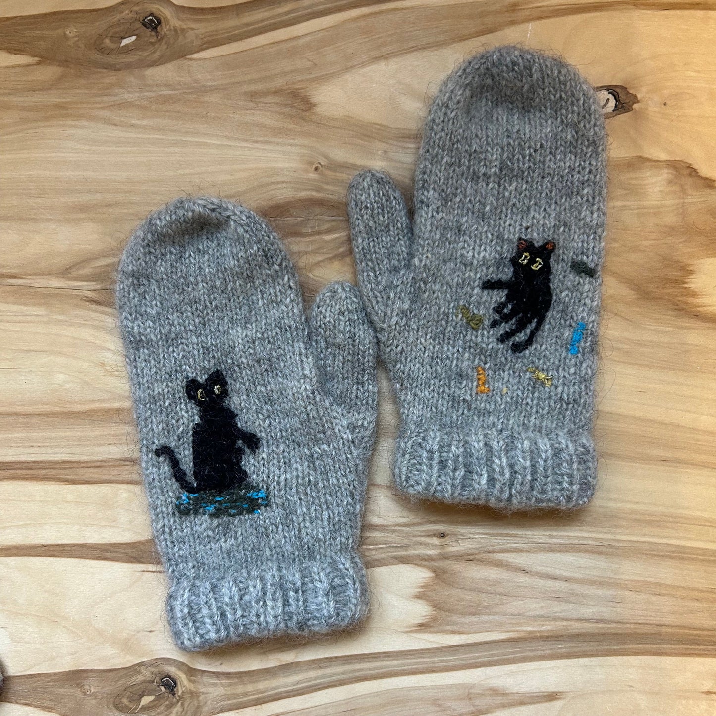 Pelēki adīti dūraiņi ar izšūtu zīmējumu (RUTO 3)