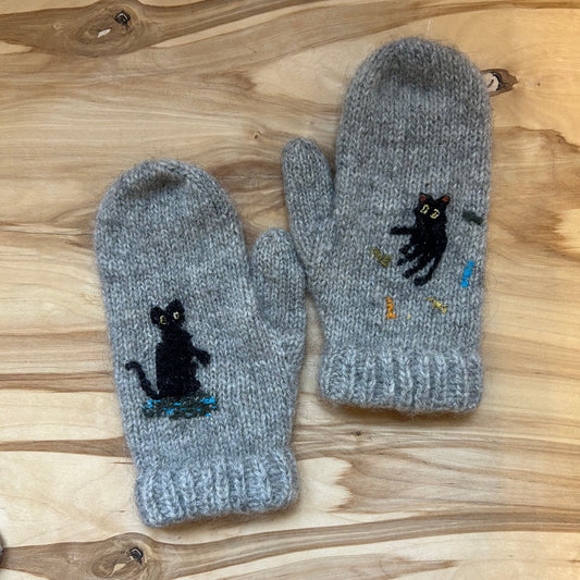 Pelēki adīti dūraiņi ar izšūtu zīmējumu (RUTO 3)