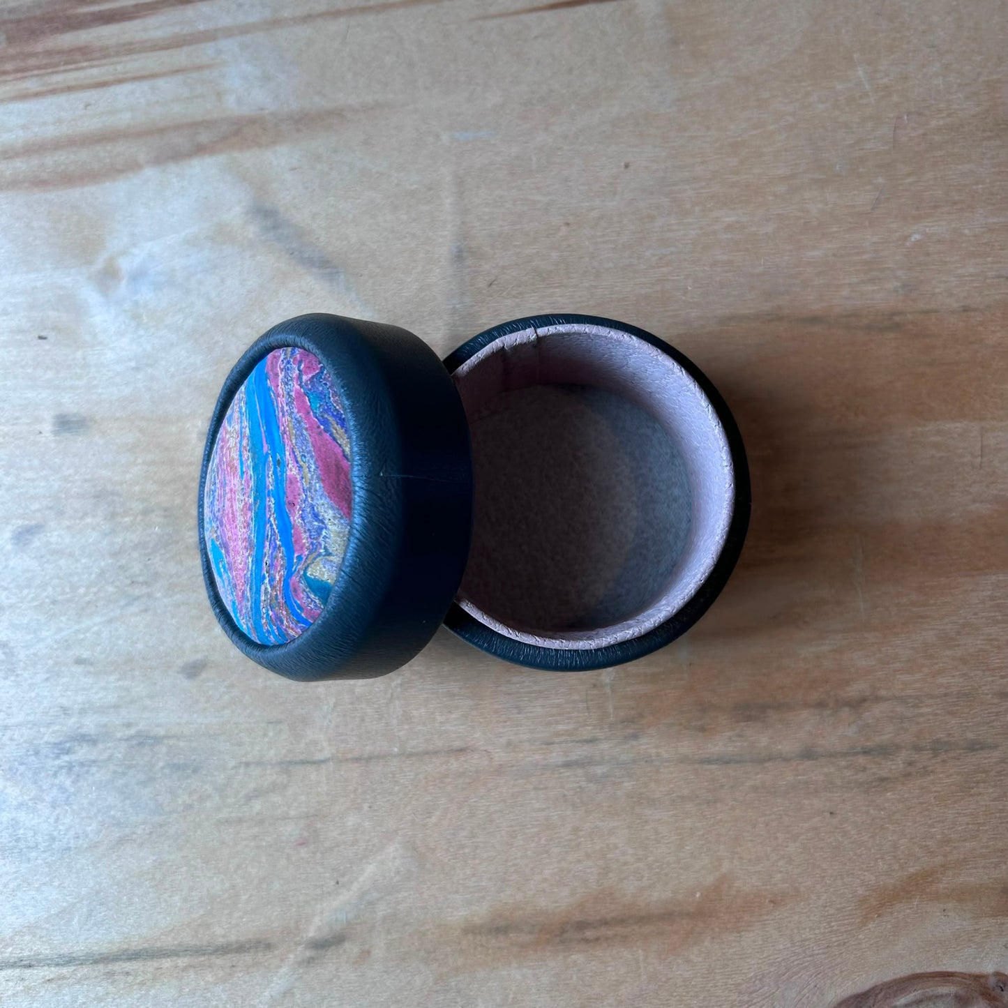 Maza izmēra pelēka dabīgās ādas kārbiņa (RARA 278)