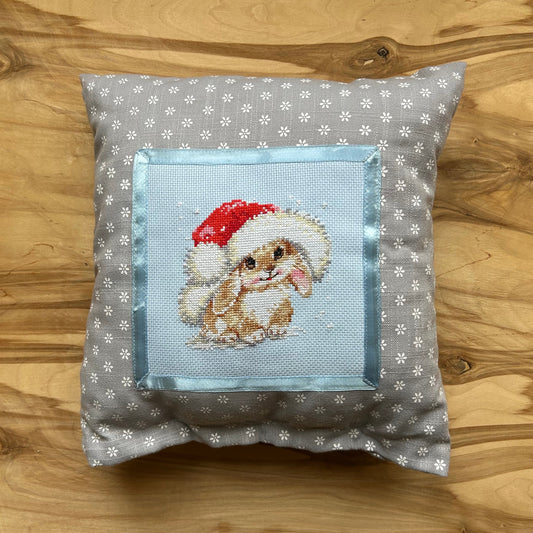 Miega spilvens "Trusītis ar rūķa cepuri" (RECE 60)