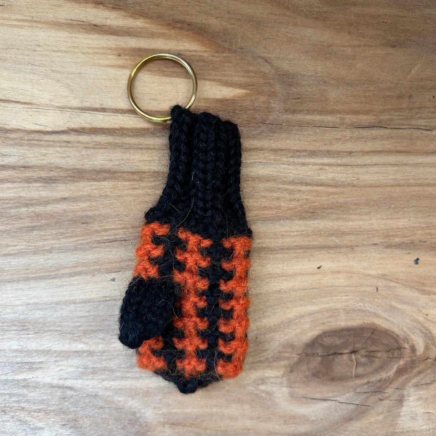 Atslēgu piekariņš - dūrainītis oranži melns (VEPA A6)