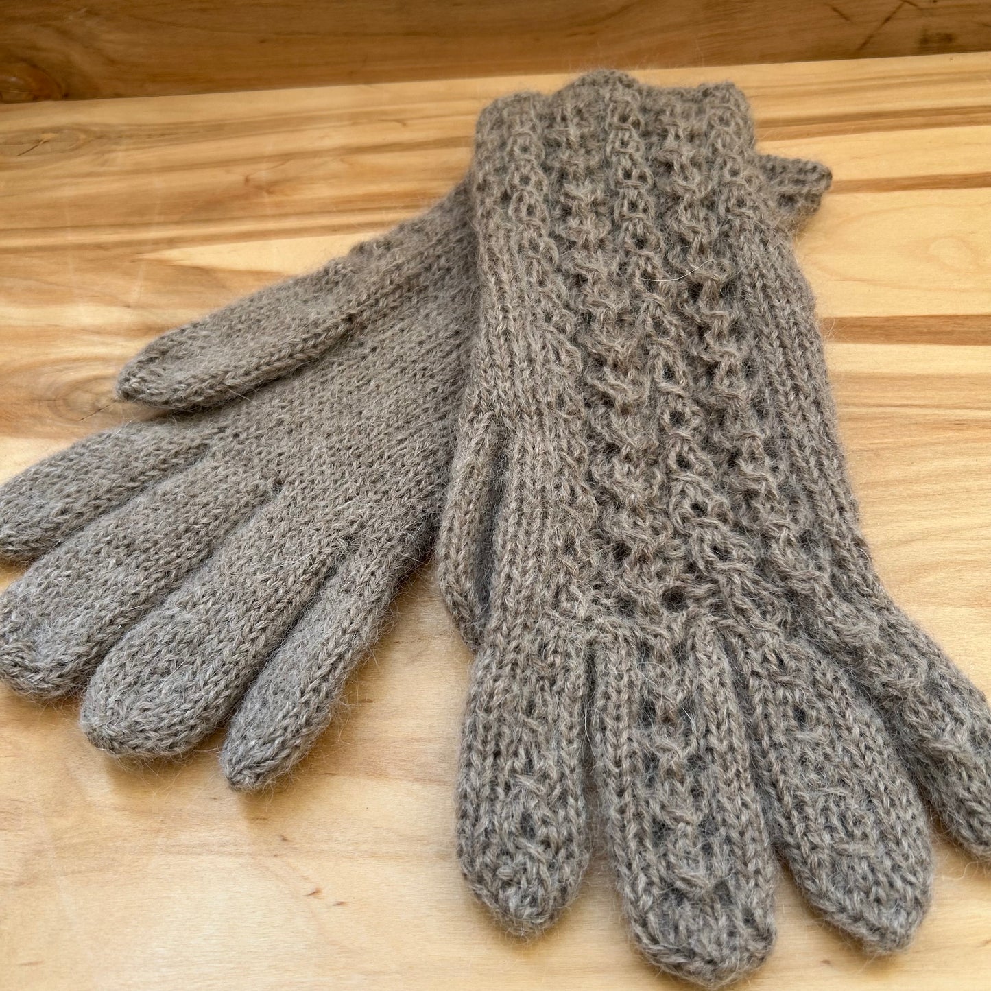 Rokām adīti  pirkstaiņi gaiši brūnā krāsā (DZTO 96)