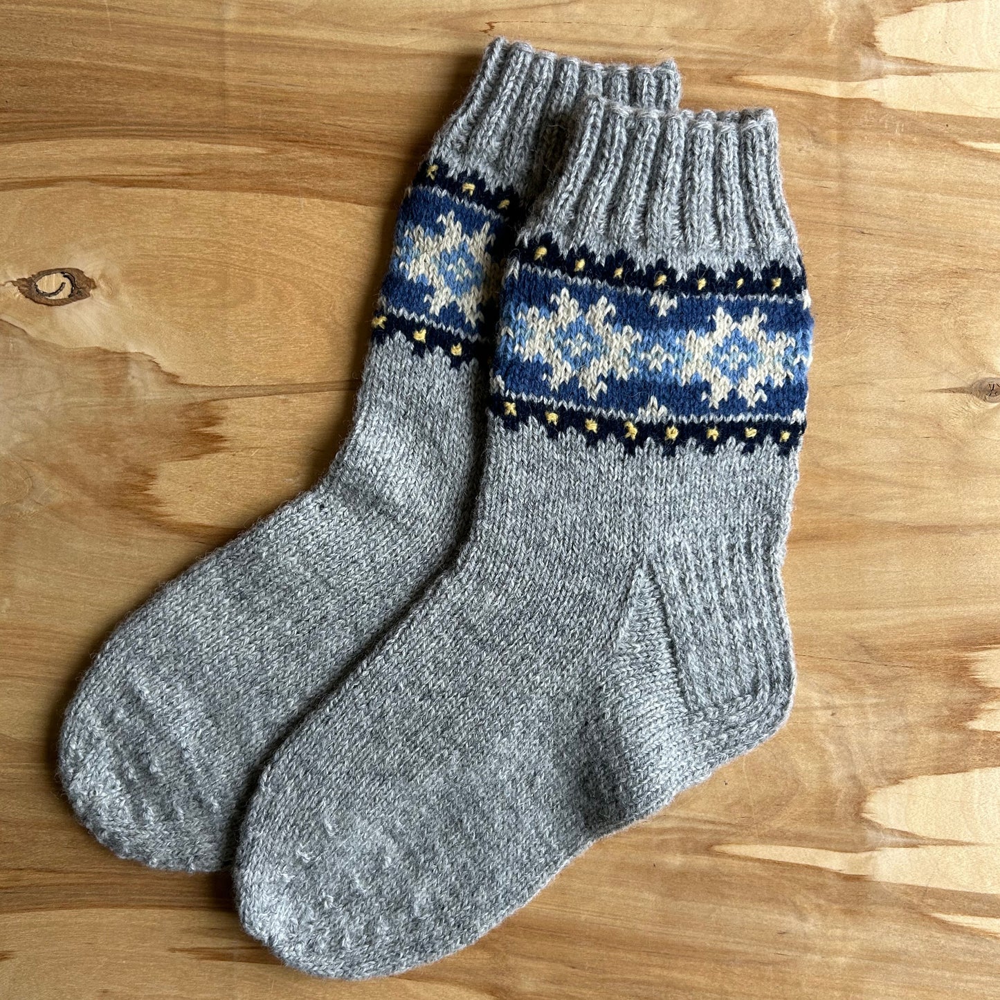 Siltās zeķes 45.-47.izm. pelēkas zeķes ar ornamentiem (MALI 49)