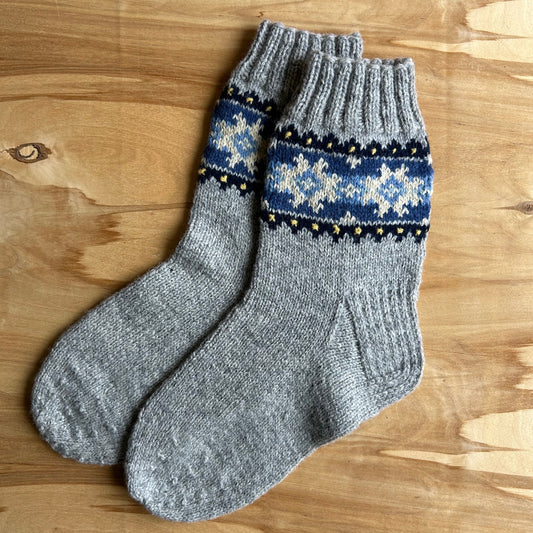 Siltās zeķes 45.-47.izm. pelēkas zeķes ar ornamentiem (MALI 49)