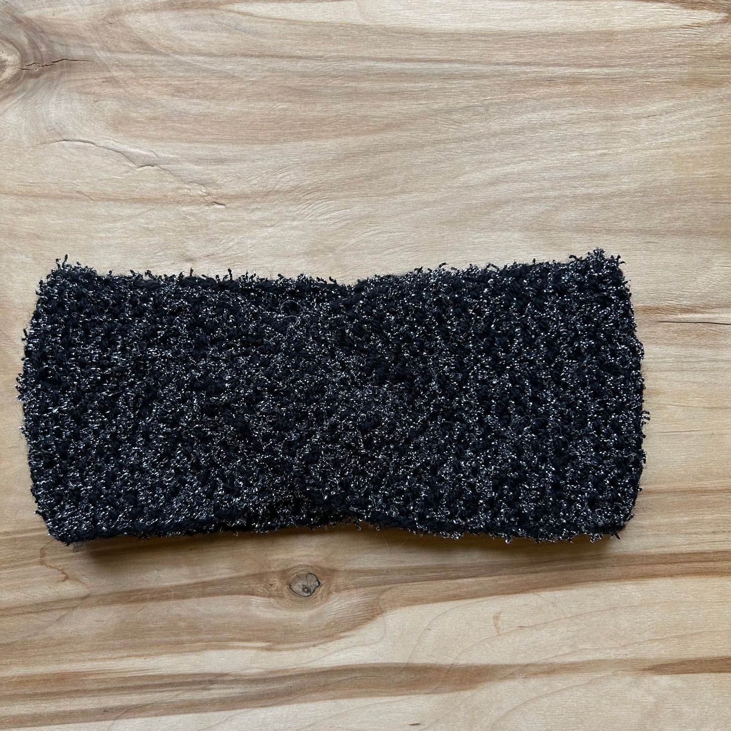 Melna ar spīdīgu diegu adīta galvas lenta (VEPA 131)