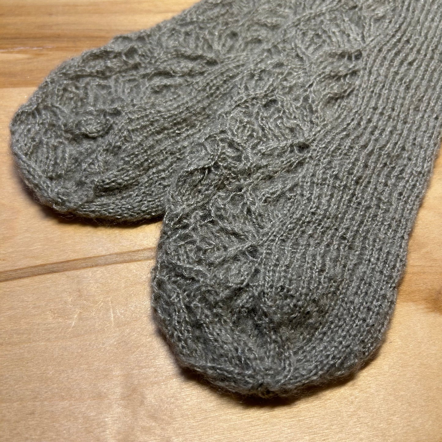 Gaiši pelēkas krāsas mežģīņu adījuma siltās zeķes 40.-42. izm. (SITĒ 37)