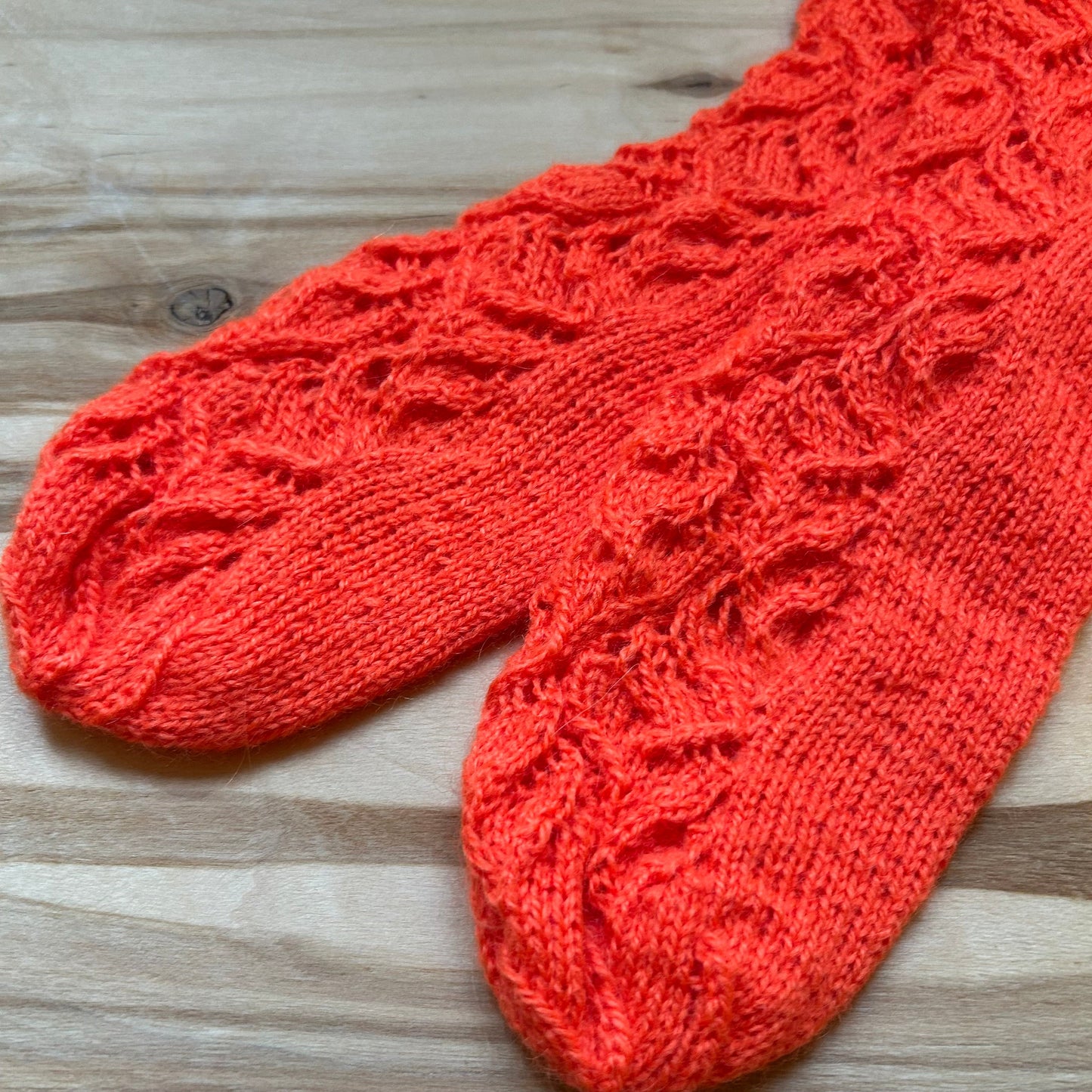 Oranžas krāsas mežģīņu adījuma siltās zeķes 38.-40. izm. (SITĒ 31)