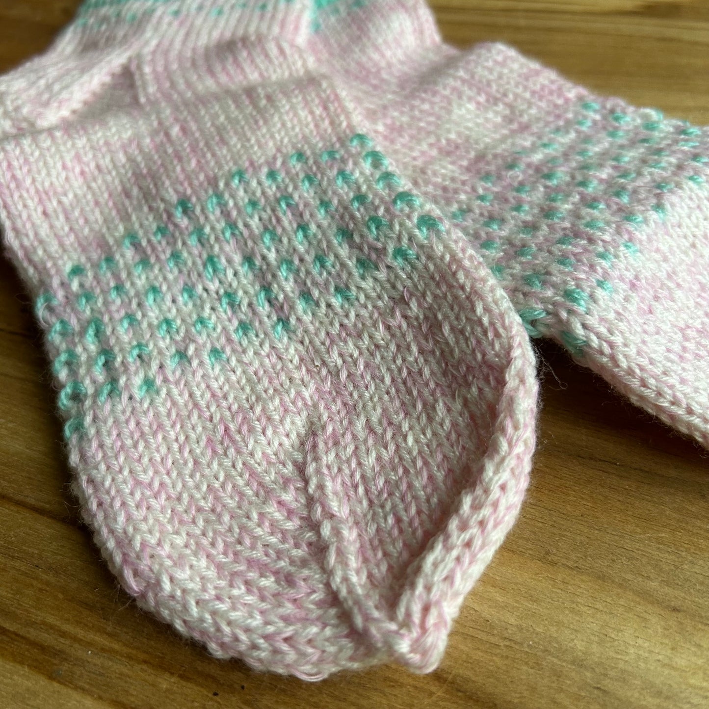 Vilnas zeķes 32.-34.izm. Maigi rozā ar zilganzaļiem ornamentiem (VEZI 67)