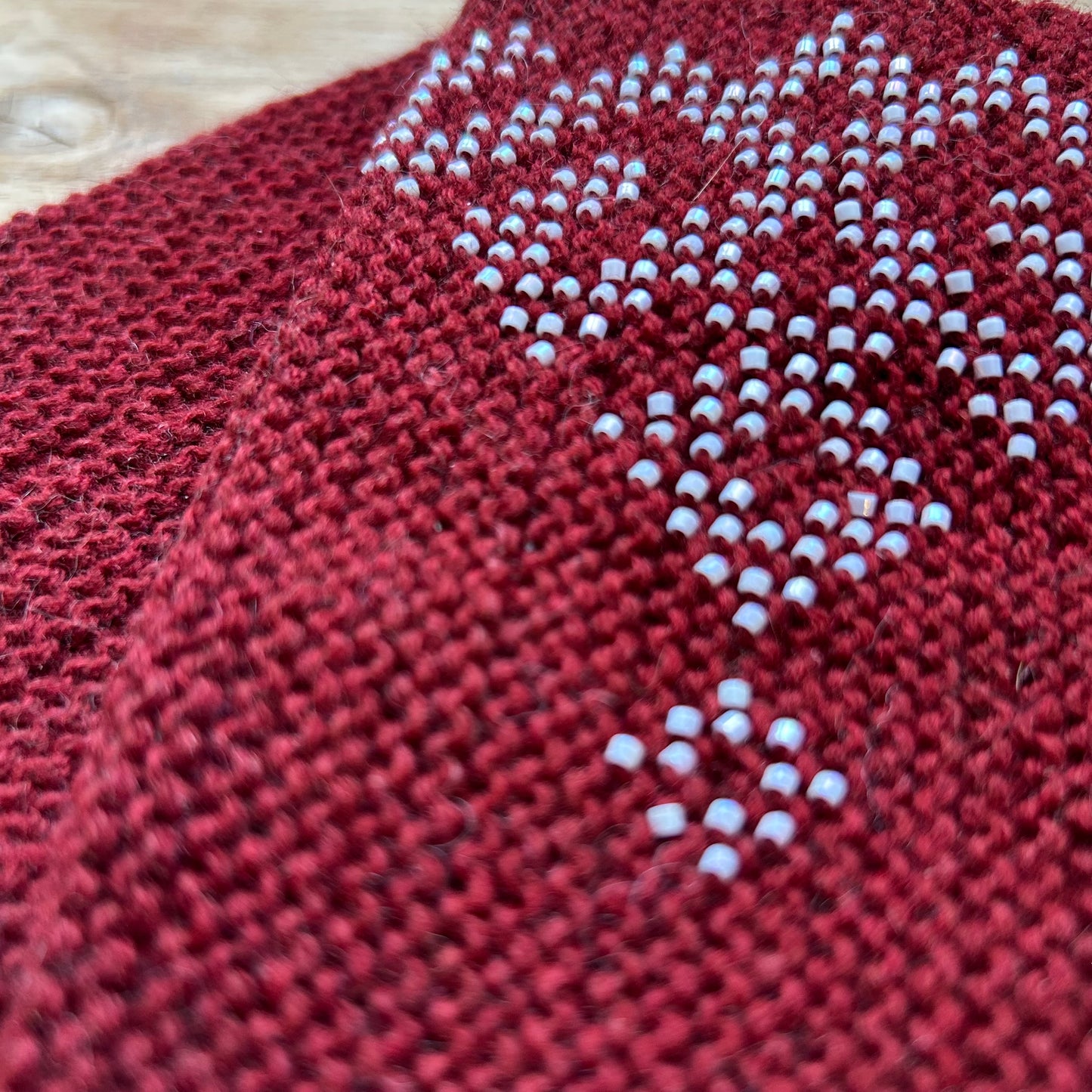 Karmīnsarkani mauči/pulsa sildītāji ar baltu pērlīšu rakstu  Jumja zīmi (ZAMI 46)