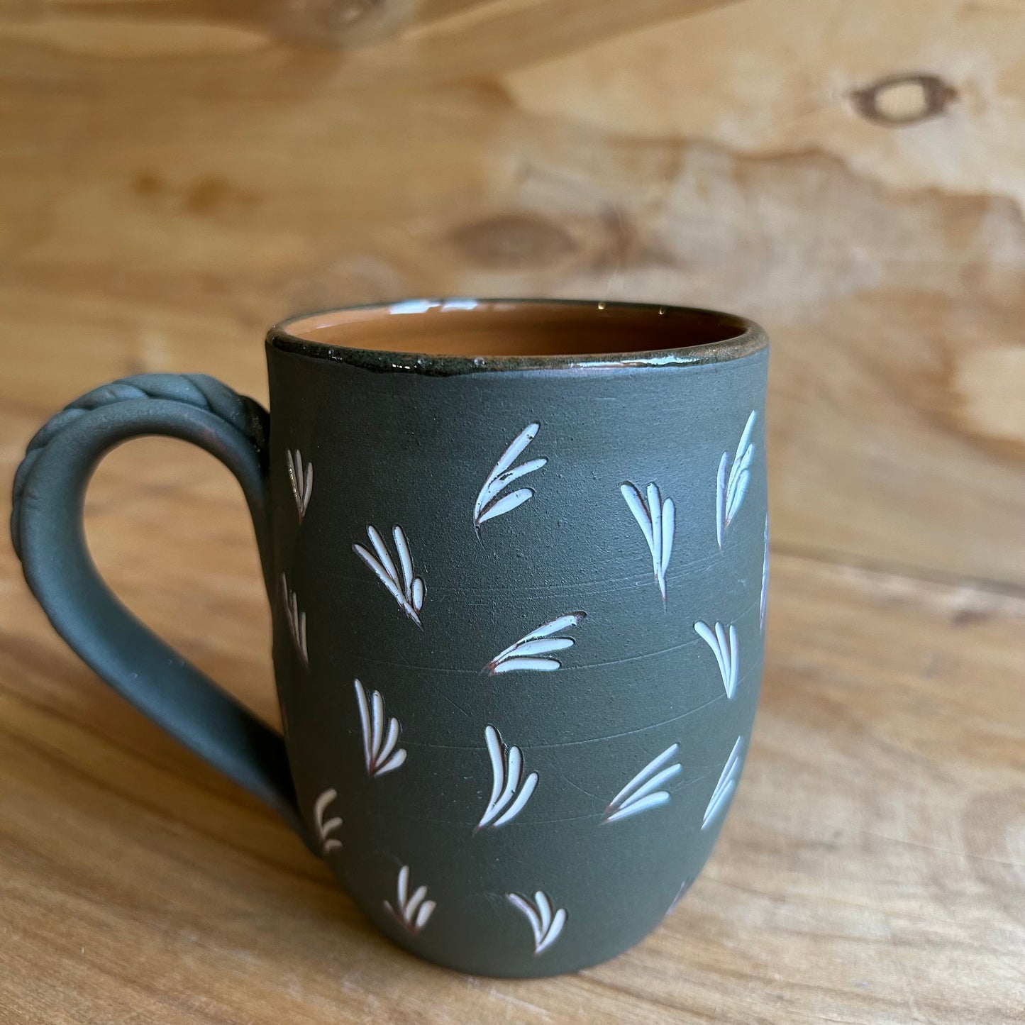 Tumši zaļgana māla krūze  (MASP 130)