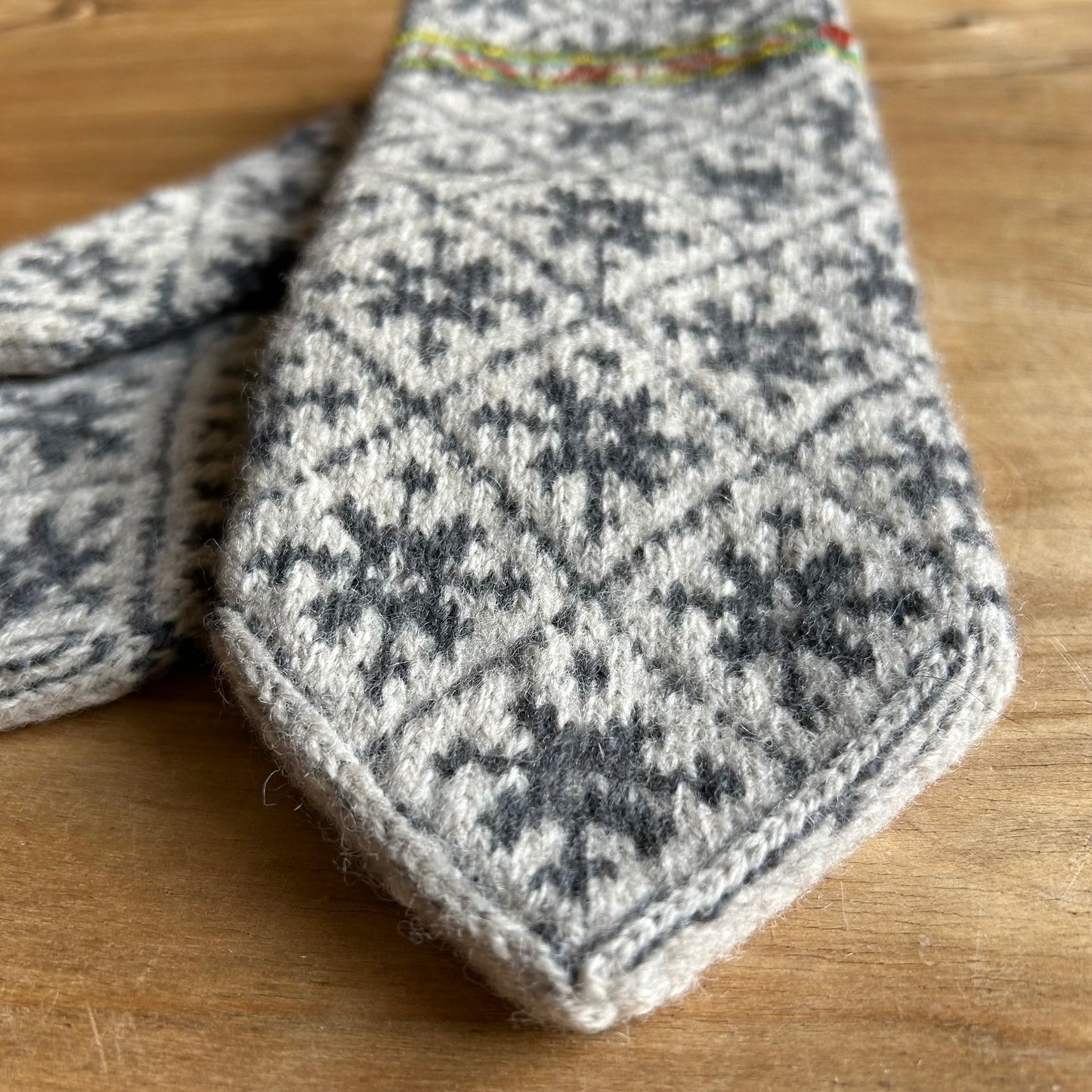 Vilnas dūraiņi ar pelēkiem zvaigznīšu rakstiem rombiņos (AIDZ 40)