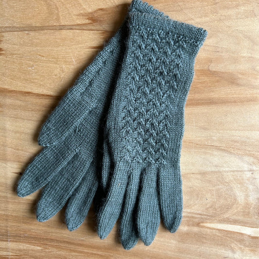 Rokām adīti gaiši pelēkzaļi pirkstaiņi ar smalku skujiņas rakstu plaukstas virspusē (INVA 52)