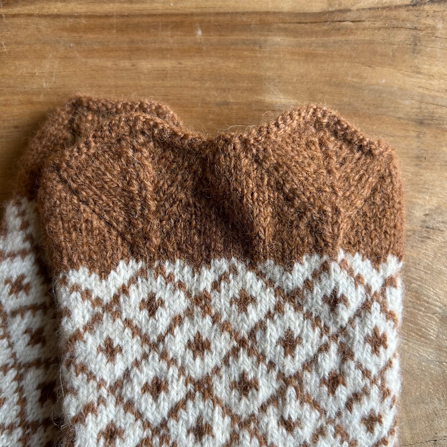 Vilnas dūraiņi ar brūniem rakstiem rombiņos (AIDZ 43)