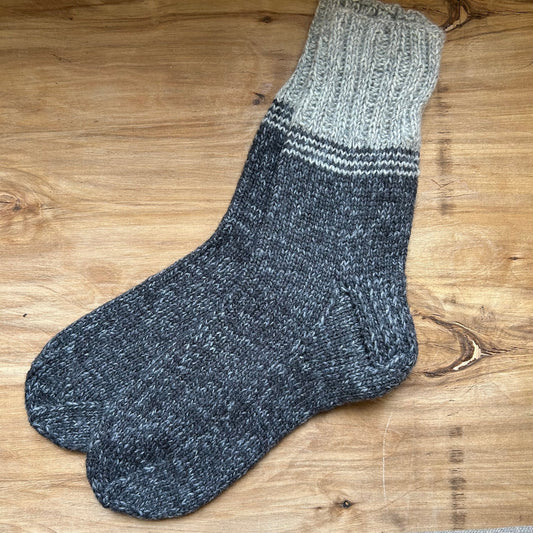 Siltās zeķes 44.-46.izm. tumši brūnā krāsā ar gaiši brūniem ornamentiem (MAFE 22)