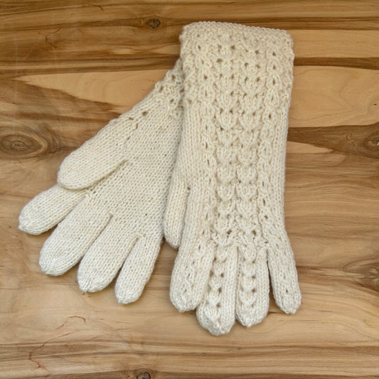 Rokām adīti balti pirkstaini cimdi (DZTO 94)