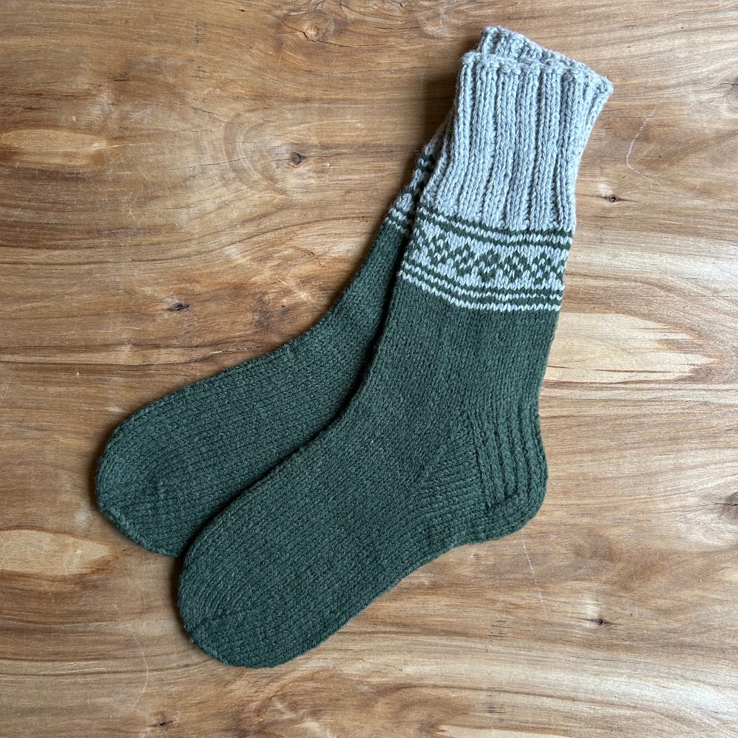 Siltās zeķes 43.-45.izm. zaļā krāsā ornamentiem un pelēku stulmu (MAFE 13)