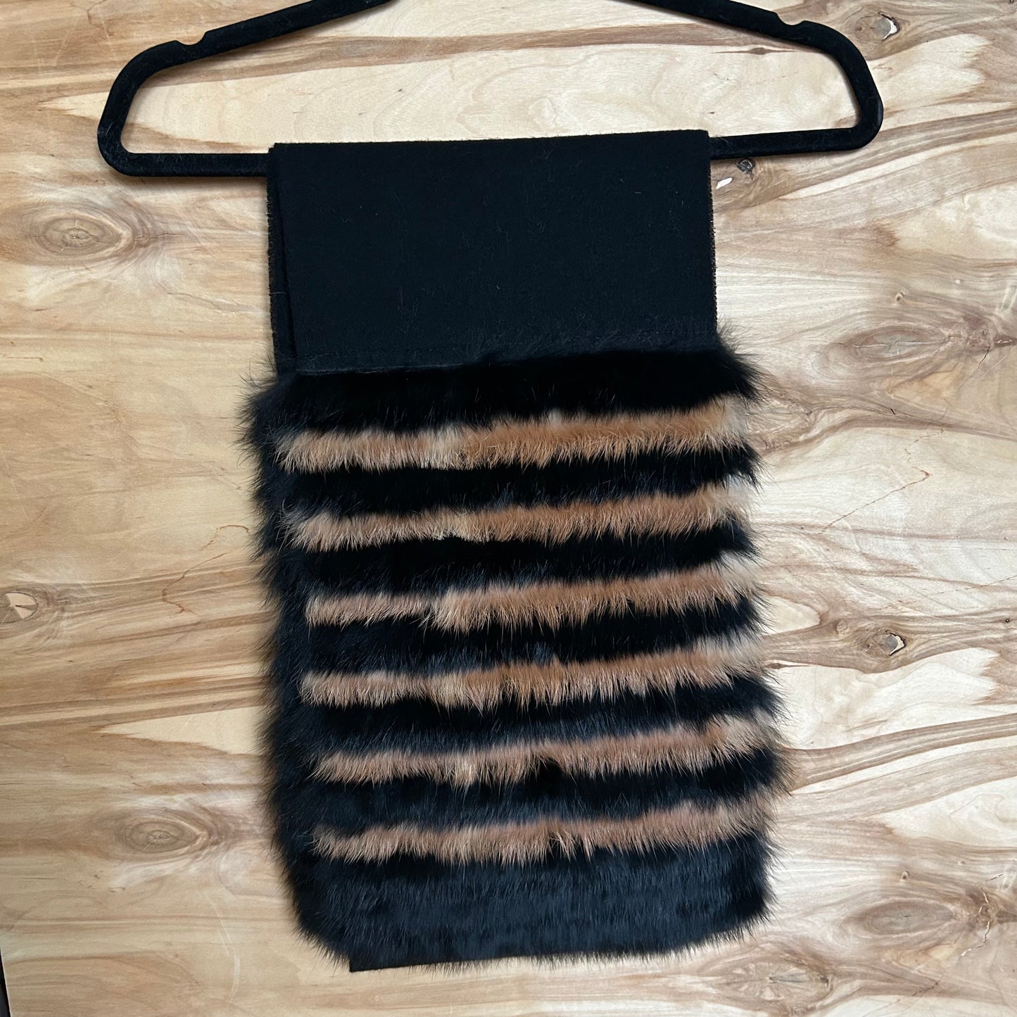 Melna vilnas šalle ar melnu un brūnu truša vilnas dekoratīvu malu (JĀNA 48)