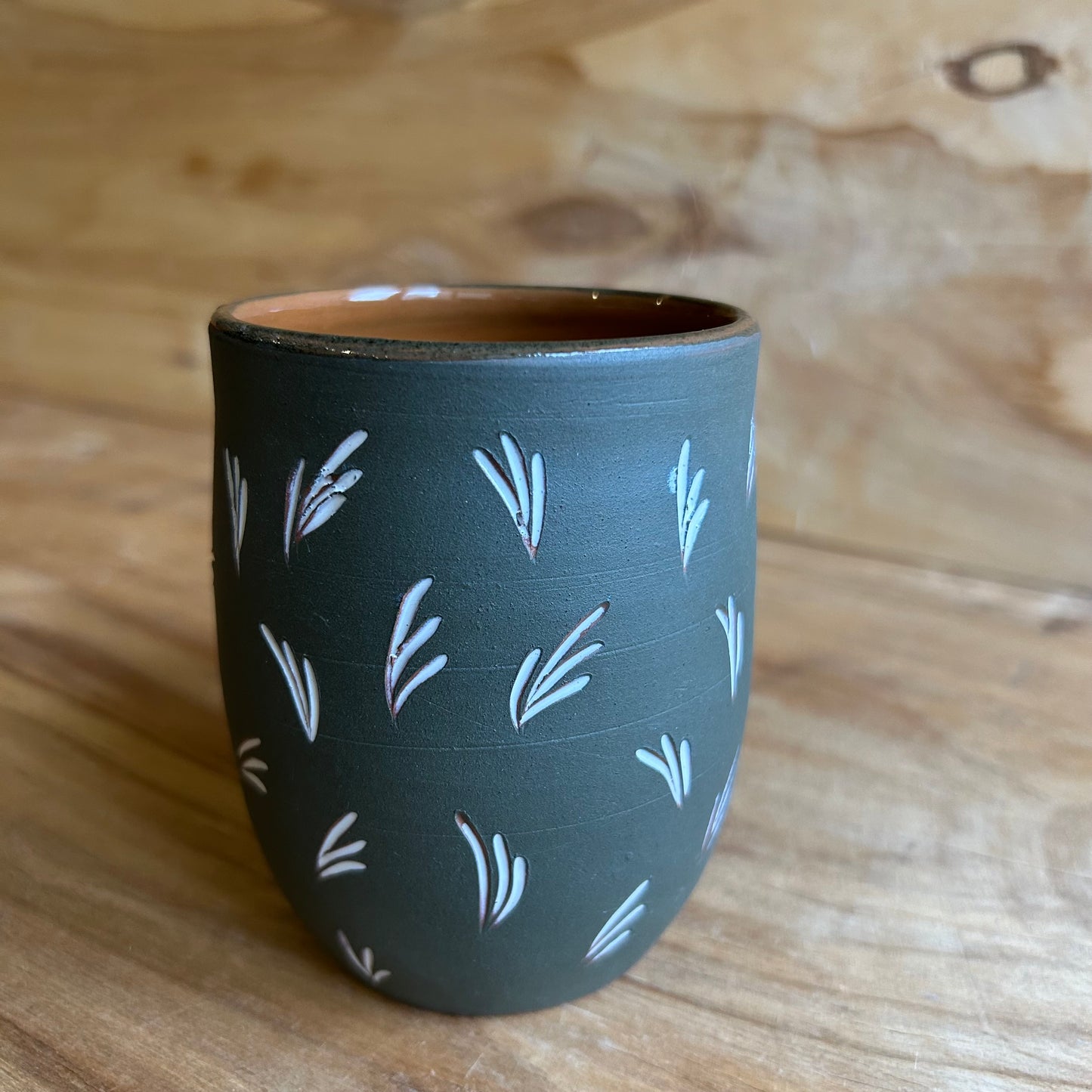 Tumši zaļgana māla krūze  (MASP 130)