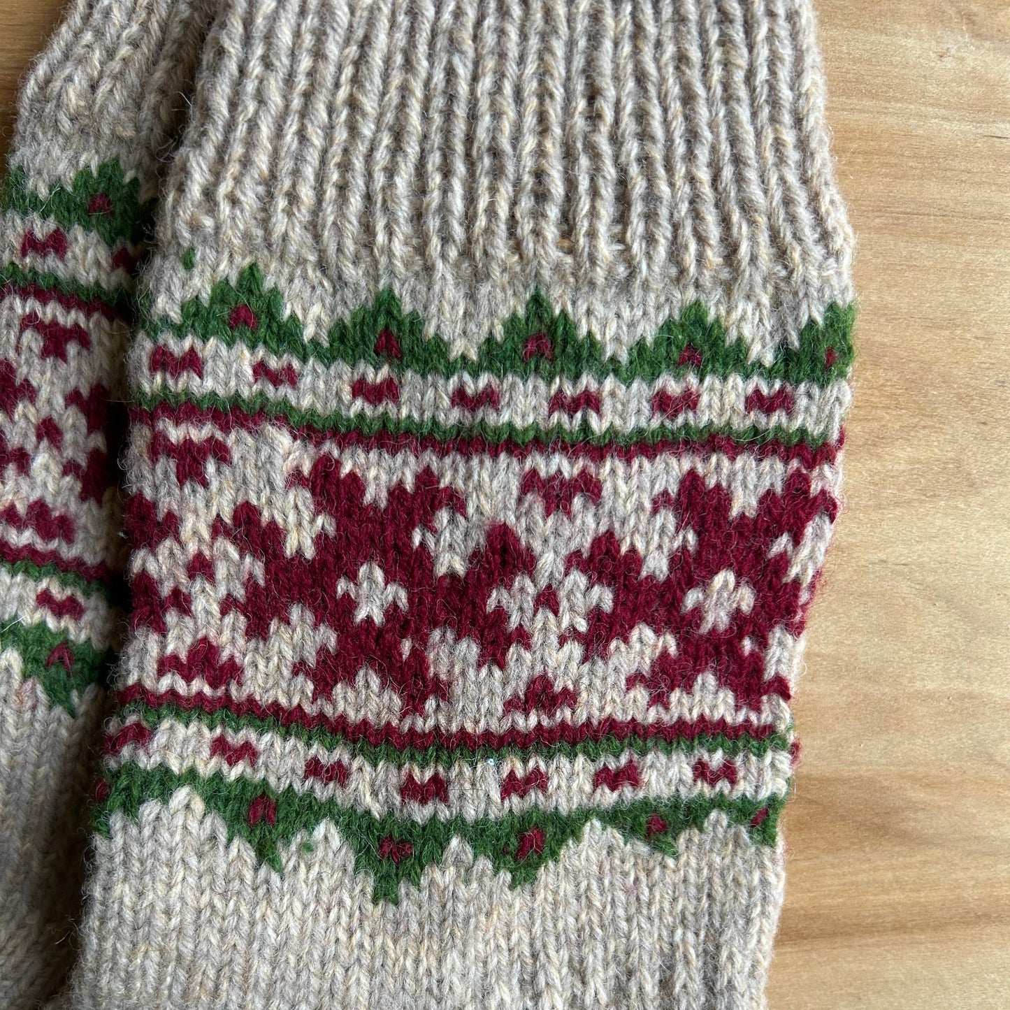 Siltās zeķes 45.-47.izm. gaiši brūnas zeķes ar sarkaniem ornamentiem (MALI 52)