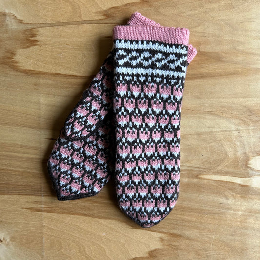 Rozā merino vilnas dūraiņi ar baltiem un brūniem ornamentiem (RABE 83)