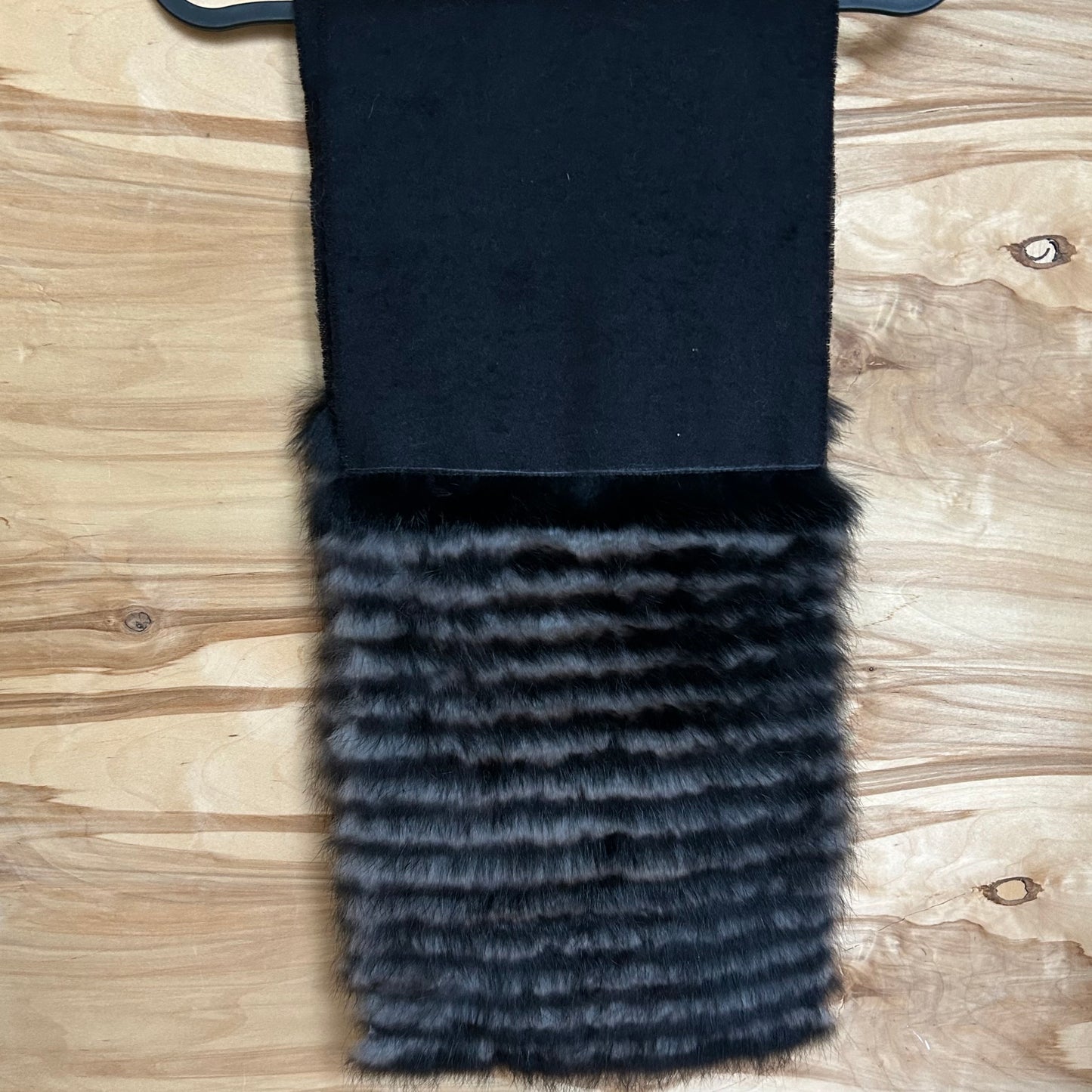 Melna vilnas šalle ar melnu un brūnu truša vilnas dekoratīvu malu (JĀNA 45)