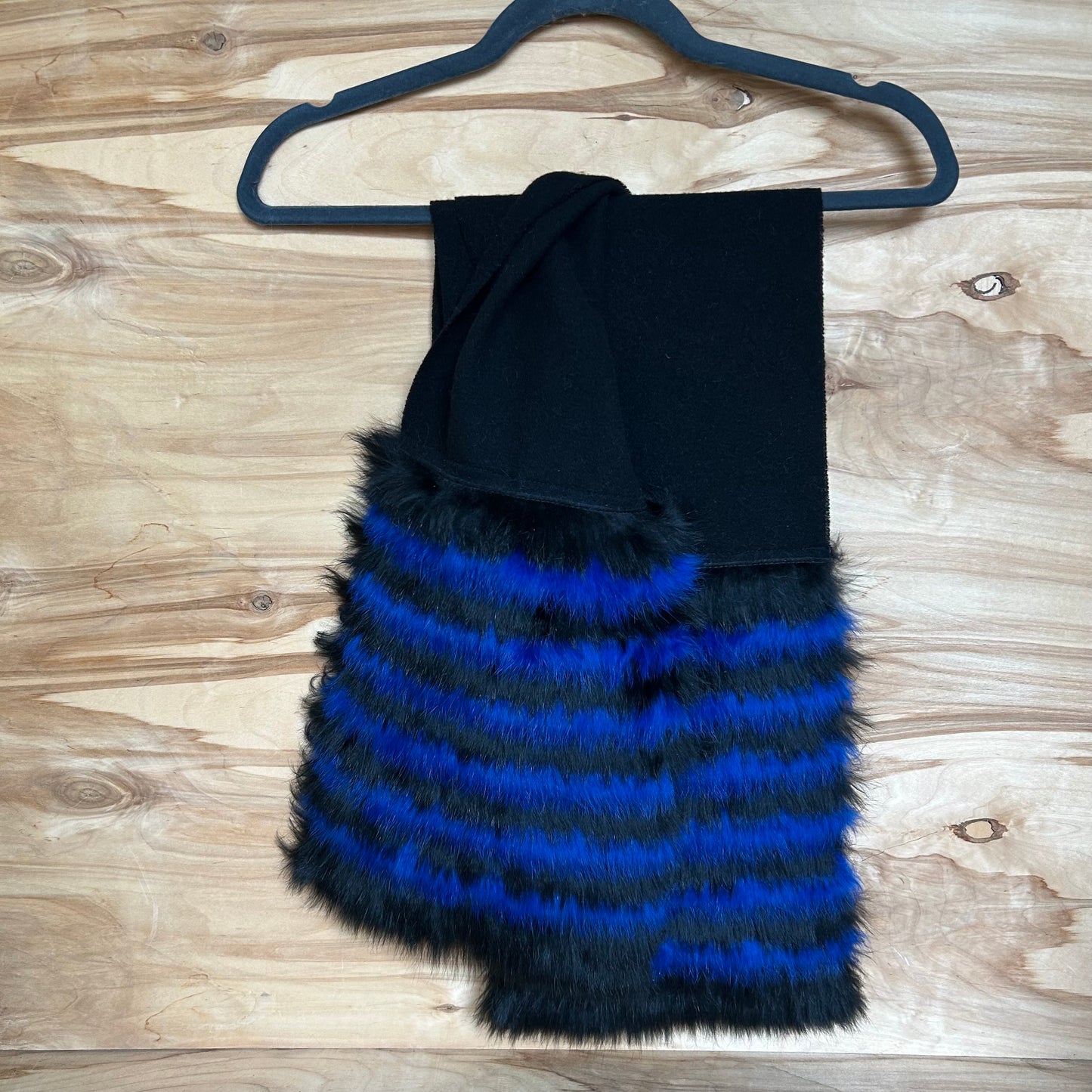 Melna vilnas šalle ar melnu / zilu truša vilnas dekoratīvu malu (JĀNA 42)