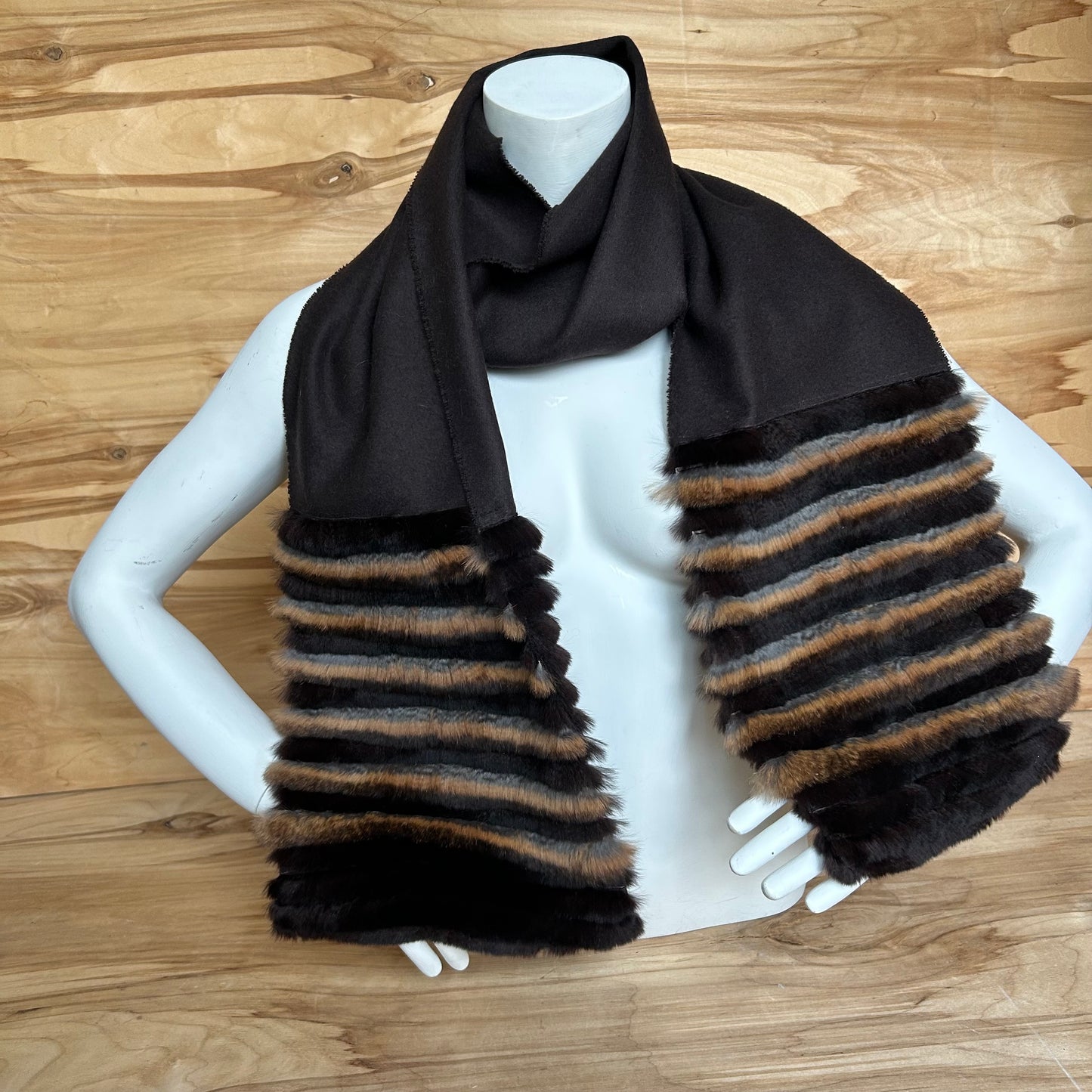 Tumši brūna vilnas šalle ar brūnu truša vilnas dekoratīvu malu (JĀNA 41)