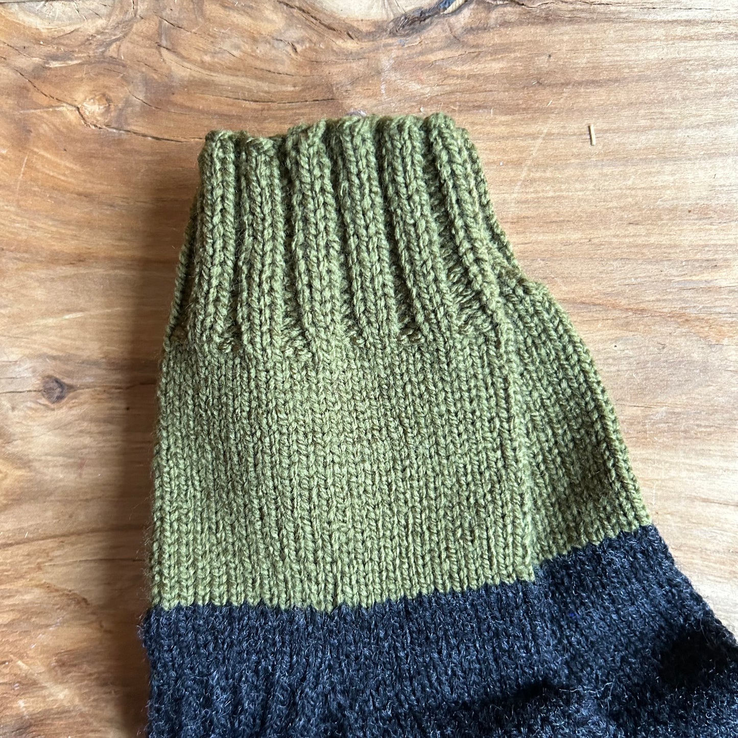 Siltās zeķes vīriešiem sūnu zaļas  ar tumši pelēku joslu 43.-45..izm. (VEZI 35)