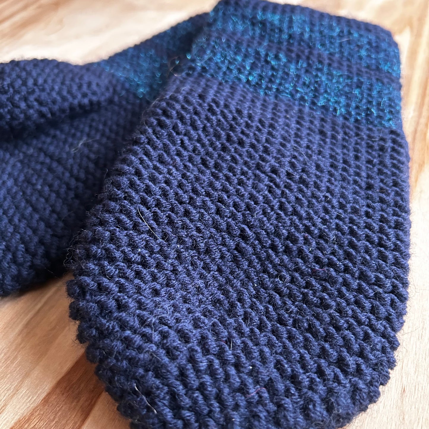 Tumši zili adīti dūraiņi ar dekoratīvas zilas dzijas ielaidumu (VEPA 168)