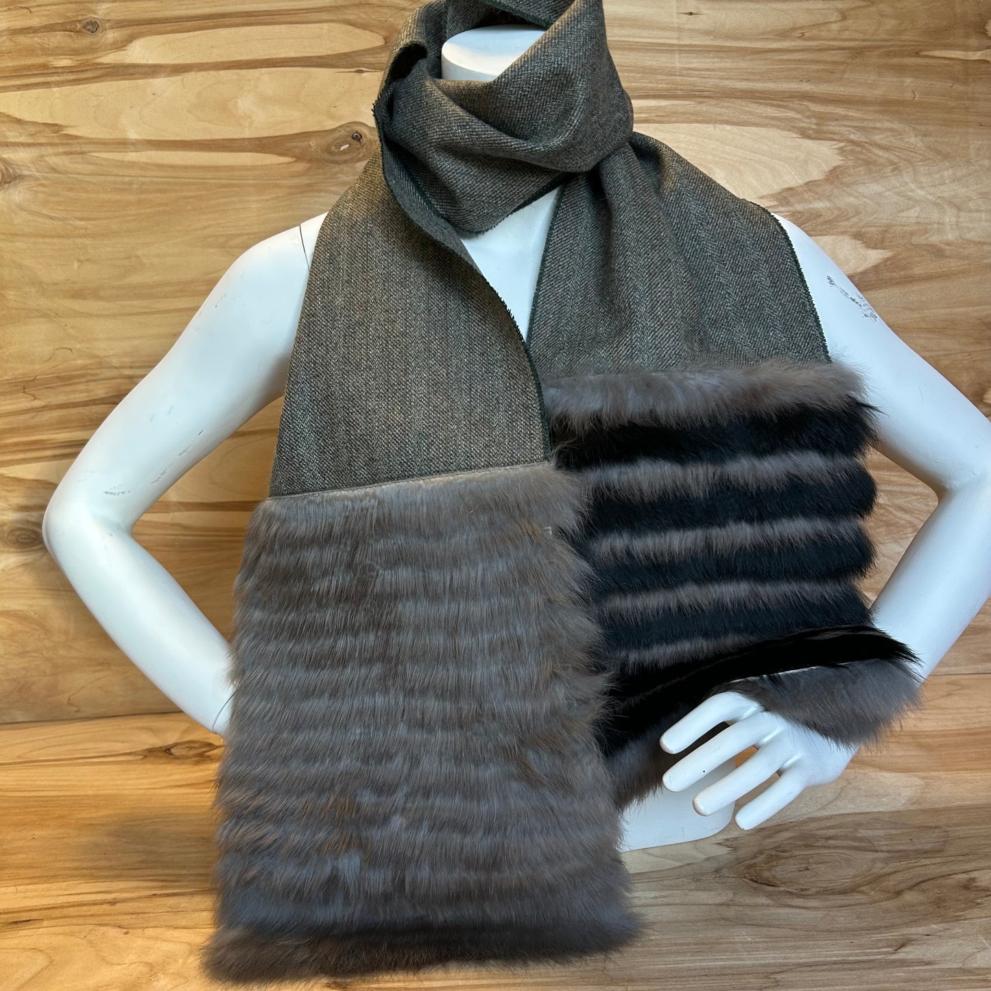 Pelēkbrūna vilnas šalle brūnu truša vilnas dekoratīvu malu (JĀNA 37)